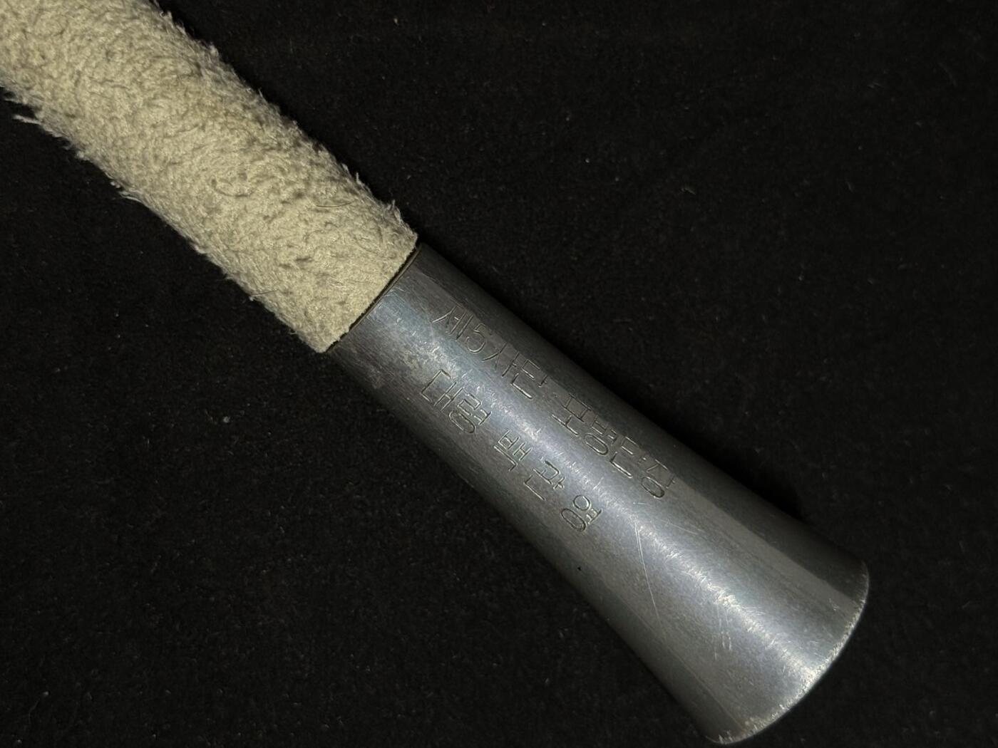 戎马世界章牌大赏第108期 韩国朴熙道大将赠予的军队指挥棒，该指挥棒由时任第26师团团长的朴熙道赠予第5师团团长白冠英，指挥棒顶端带有第26师团标志