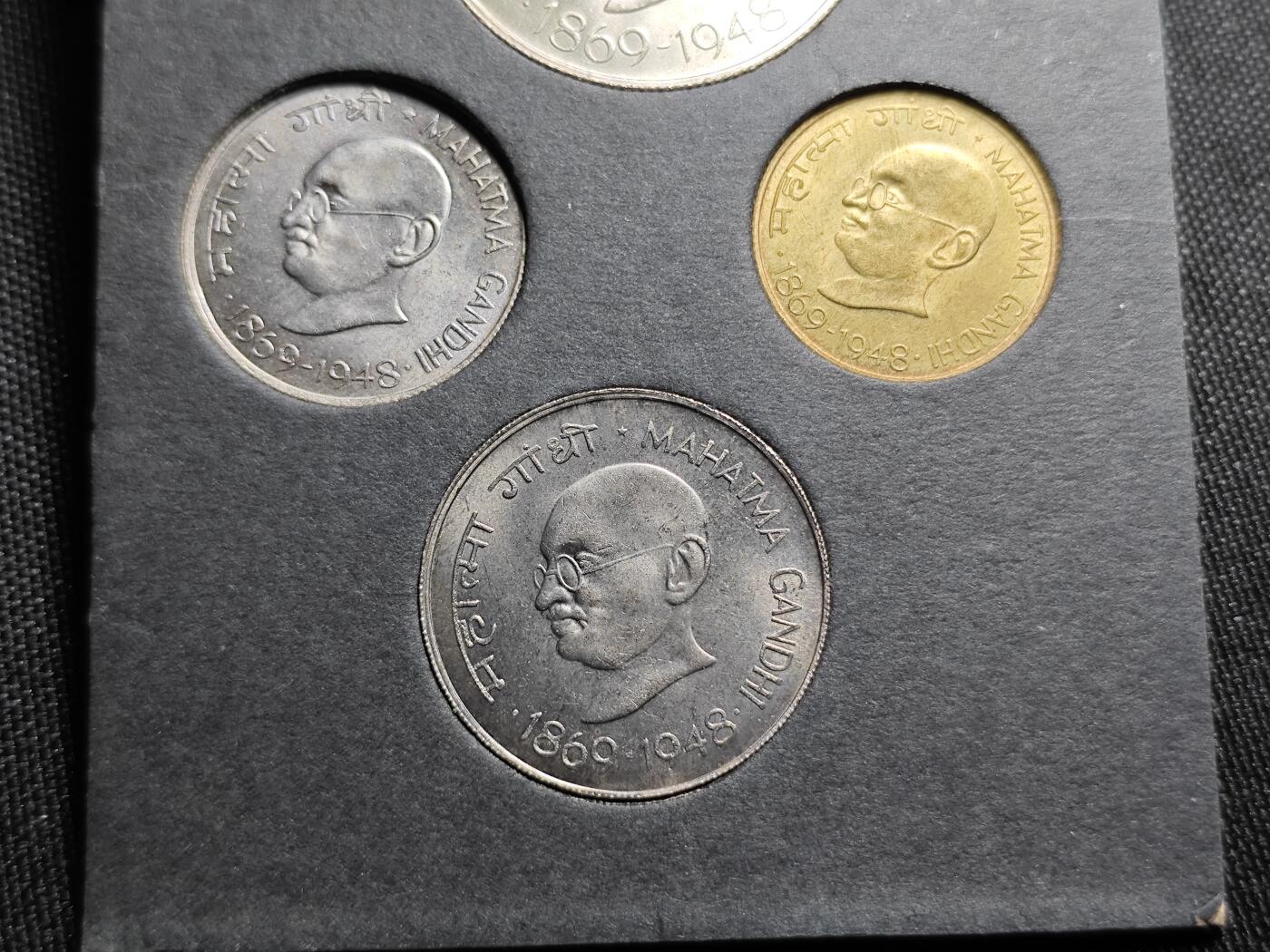 KK钱币收藏小铺 （套币 好品/批量散币 银币）专场  2月预留时间 周末发货  1948印度大小面值清年 甘地纪念套币 带一枚银币 官方原套册 册坏了