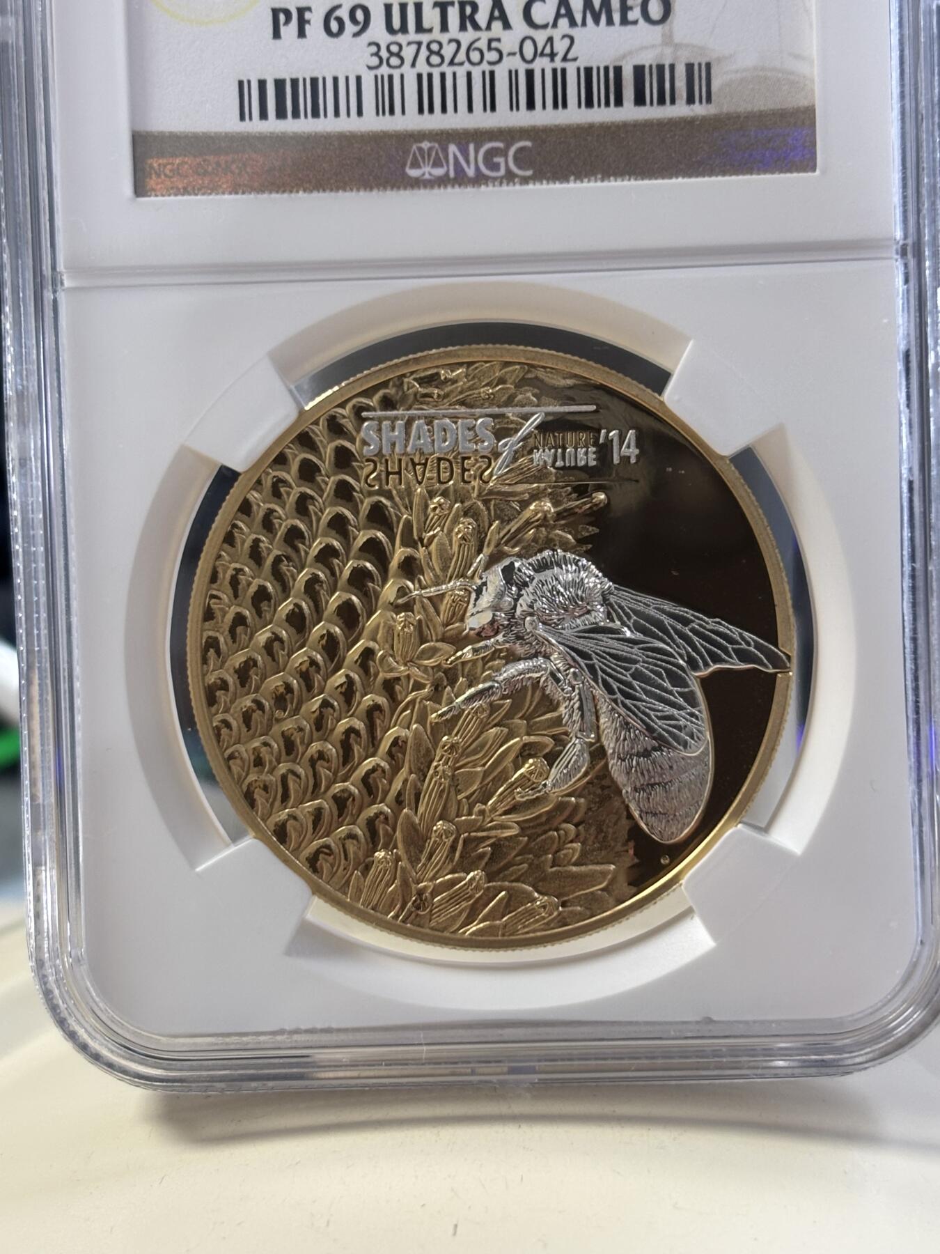 第182期拍卖 库克2014年系列龙头自然之影蜜蜂激光三维微雕精制镀金纪念银币NGC-PF69，25克，925银