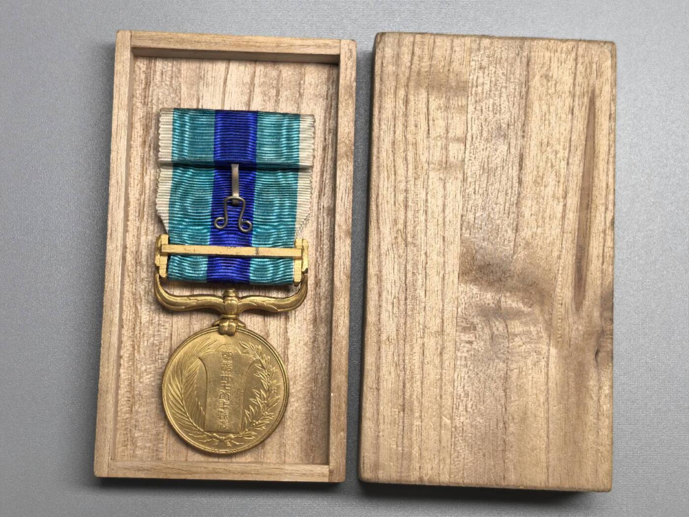 小驴勋章奖章收藏11月22日周六晚六点拍卖（珍爱和平，收藏战争，铭记历史，勿忘国耻，忠党爱国。有偿代拍，送拍规则在简介最后，参拍须阅读规则后再参拍，关系到运费包装发货时效真假辨别等关键信息，拍卖时不再发原图，看大图店主微信码在拍卖店铺介绍里）