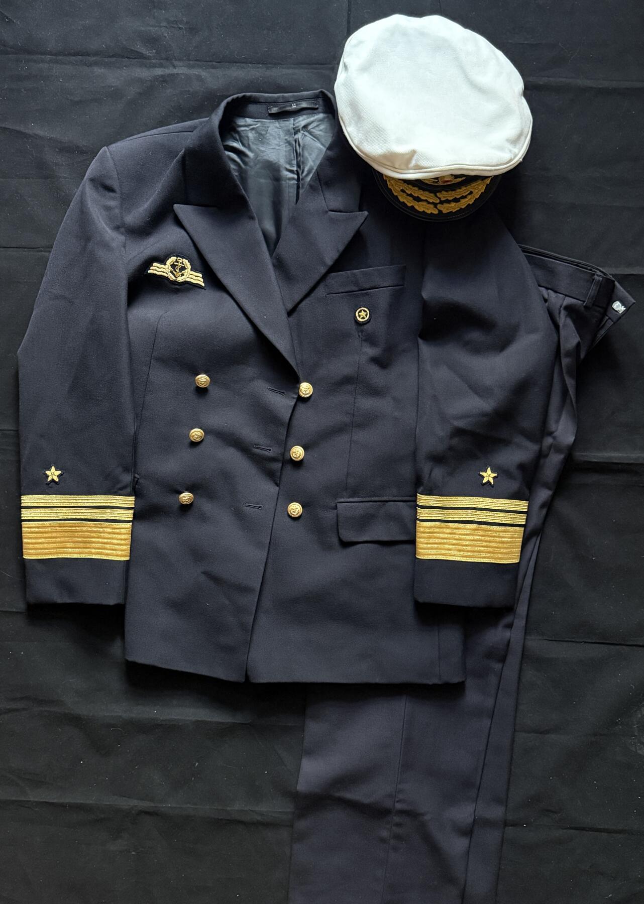 戎马世界章牌大赏第108期 西德海军制服一套，官改将衣服裤子帽子一套，帽子为emd复刻