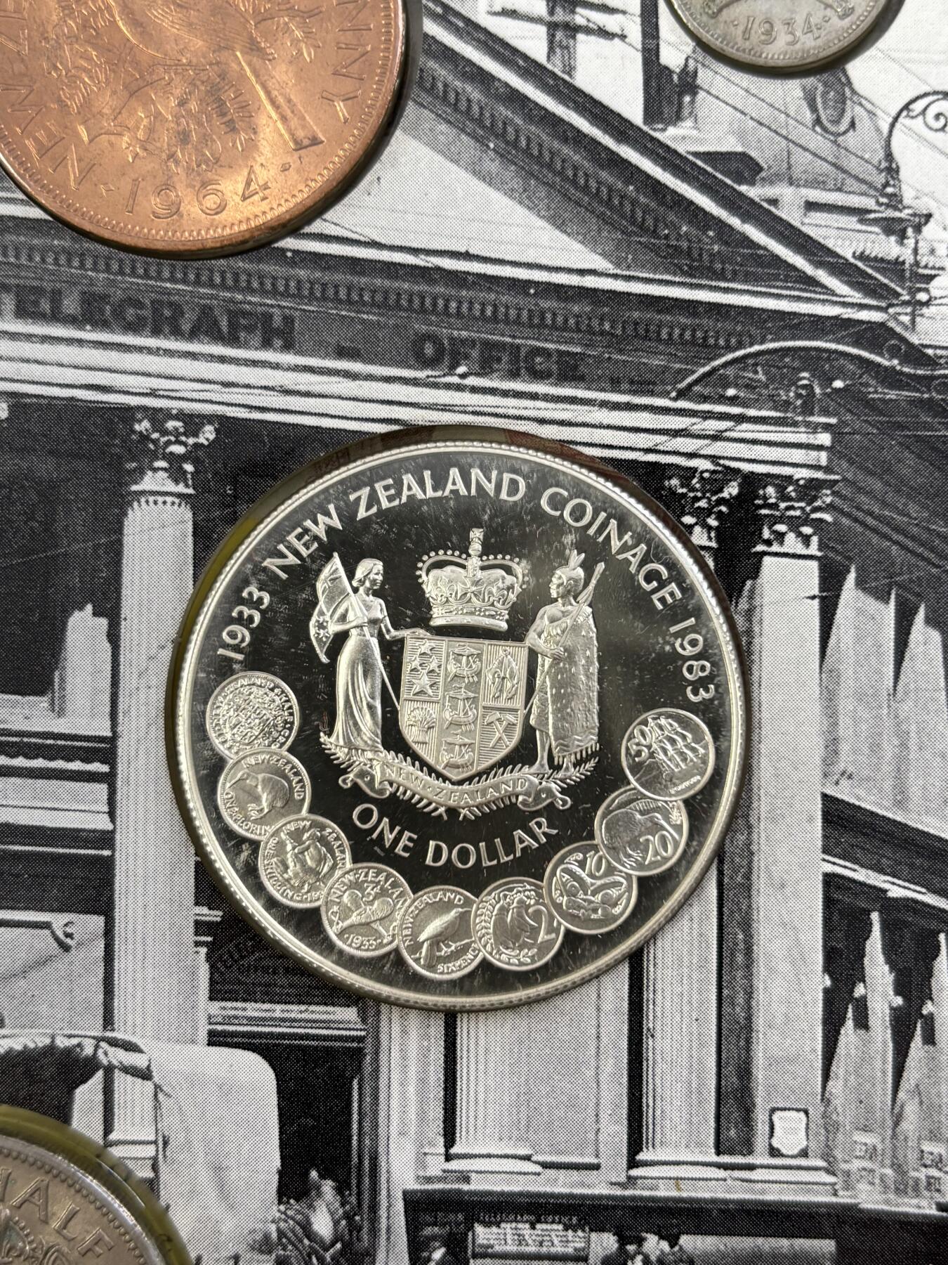 第182期拍卖 册装新西兰 1934-1983年 8枚精装套币 含3枚纪念银币，大银币含银925，重28.28克，1965年1先令的含500银，5.65克,1934年的含银500，1.41克