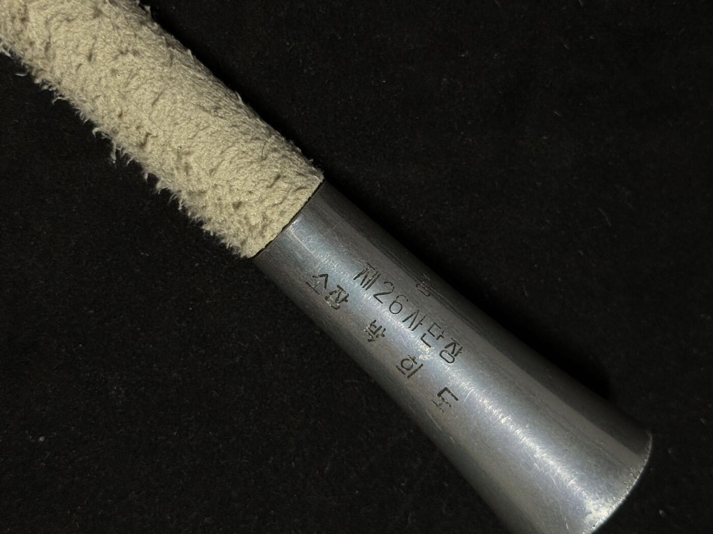 戎马世界章牌大赏第108期 韩国朴熙道大将赠予的军队指挥棒，该指挥棒由时任第26师团团长的朴熙道赠予第5师团团长白冠英，指挥棒顶端带有第26师团标志