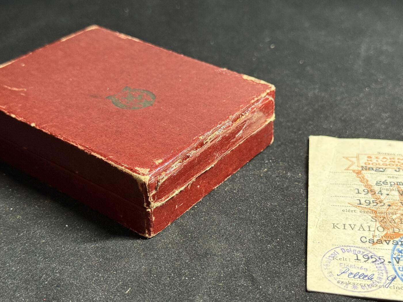 戎马世界章牌大赏第108期 匈牙利行业模范工人奖章刻号带证书，该奖章并非普通的优秀劳动者奖章，银质镀金由重工业部颁发。得主为纳吉·约瑟夫夫人，在螺丝工厂担任机器工，国内极其罕见