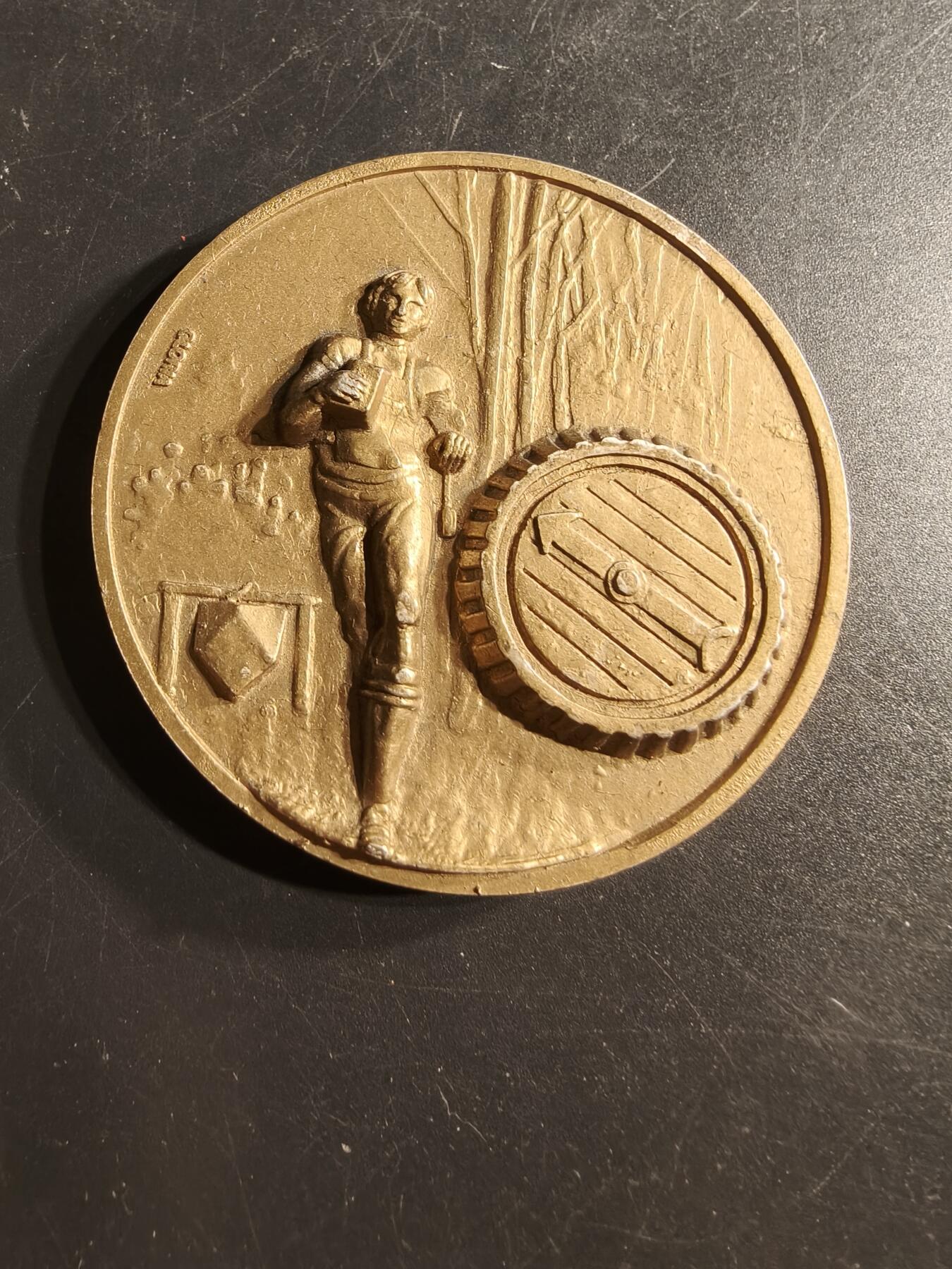 老王徽章第165期  法国田径越野纪念章    原盒损坏    直径66mm.   重量113.2g