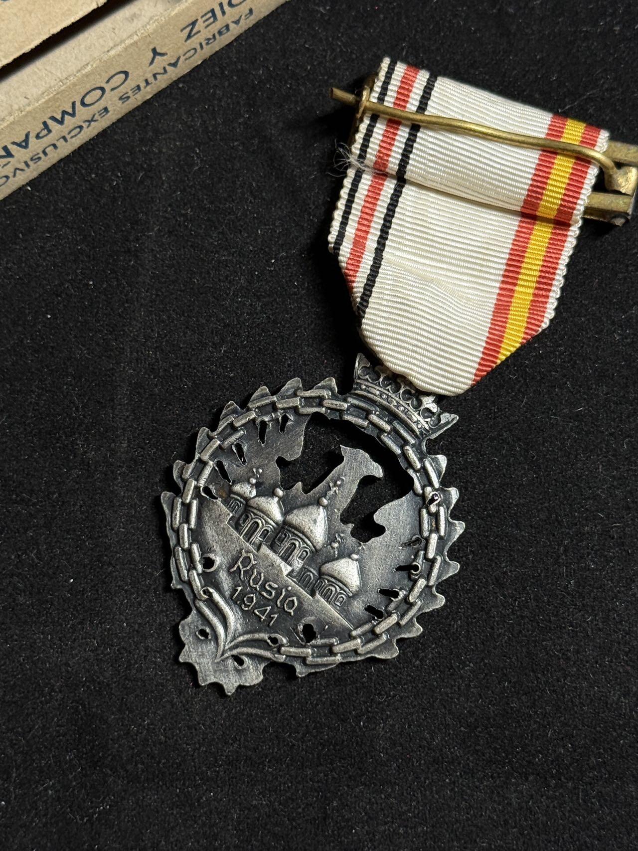 戎马世界章牌大赏第108期 西班牙蓝色师团奖章，带盒，存疑