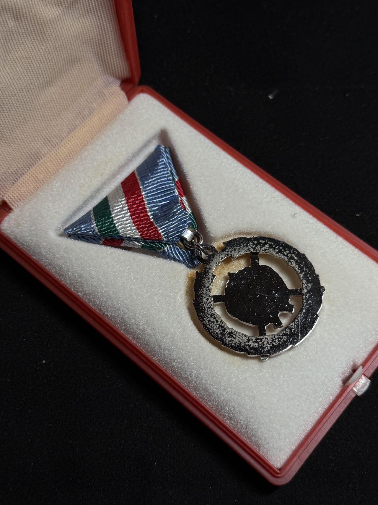 戎马世界章牌大赏第108期 匈牙利银级巩固战斗友谊奖章