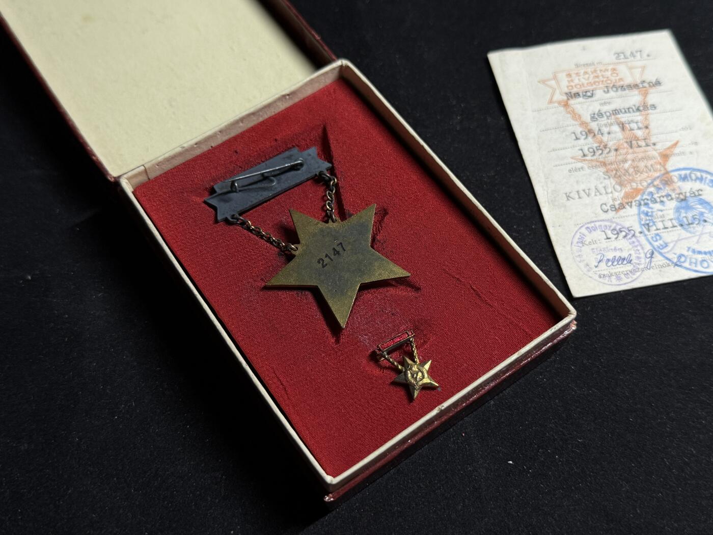 戎马世界章牌大赏第108期 匈牙利行业模范工人奖章刻号带证书，该奖章并非普通的优秀劳动者奖章，银质镀金由重工业部颁发。得主为纳吉·约瑟夫夫人，在螺丝工厂担任机器工，国内极其罕见