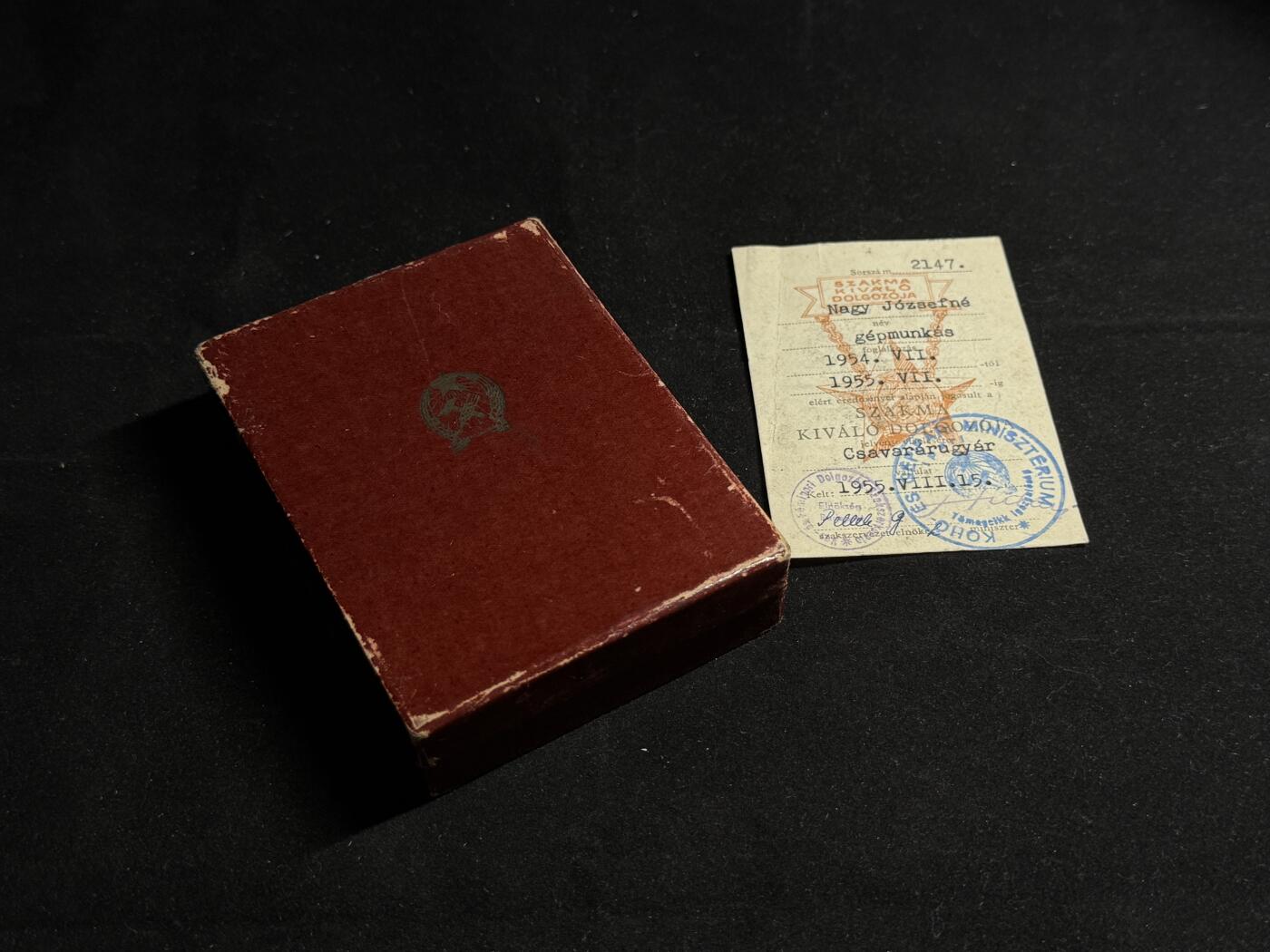 戎马世界章牌大赏第108期 匈牙利行业模范工人奖章刻号带证书，该奖章并非普通的优秀劳动者奖章，银质镀金由重工业部颁发。得主为纳吉·约瑟夫夫人，在螺丝工厂担任机器工，国内极其罕见