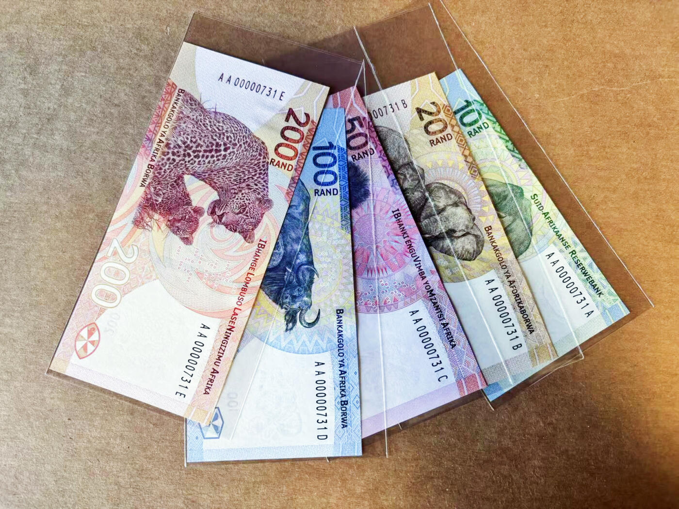 【Blue Auction】世界纸币精拍第754期——18级TOP拍卖/信誉/品质/专业/高效💫 【一组5张全套AA首发冠731百位小号 带册】南非 新版10-200兰特 动物套 雕刻精美 全新UNC