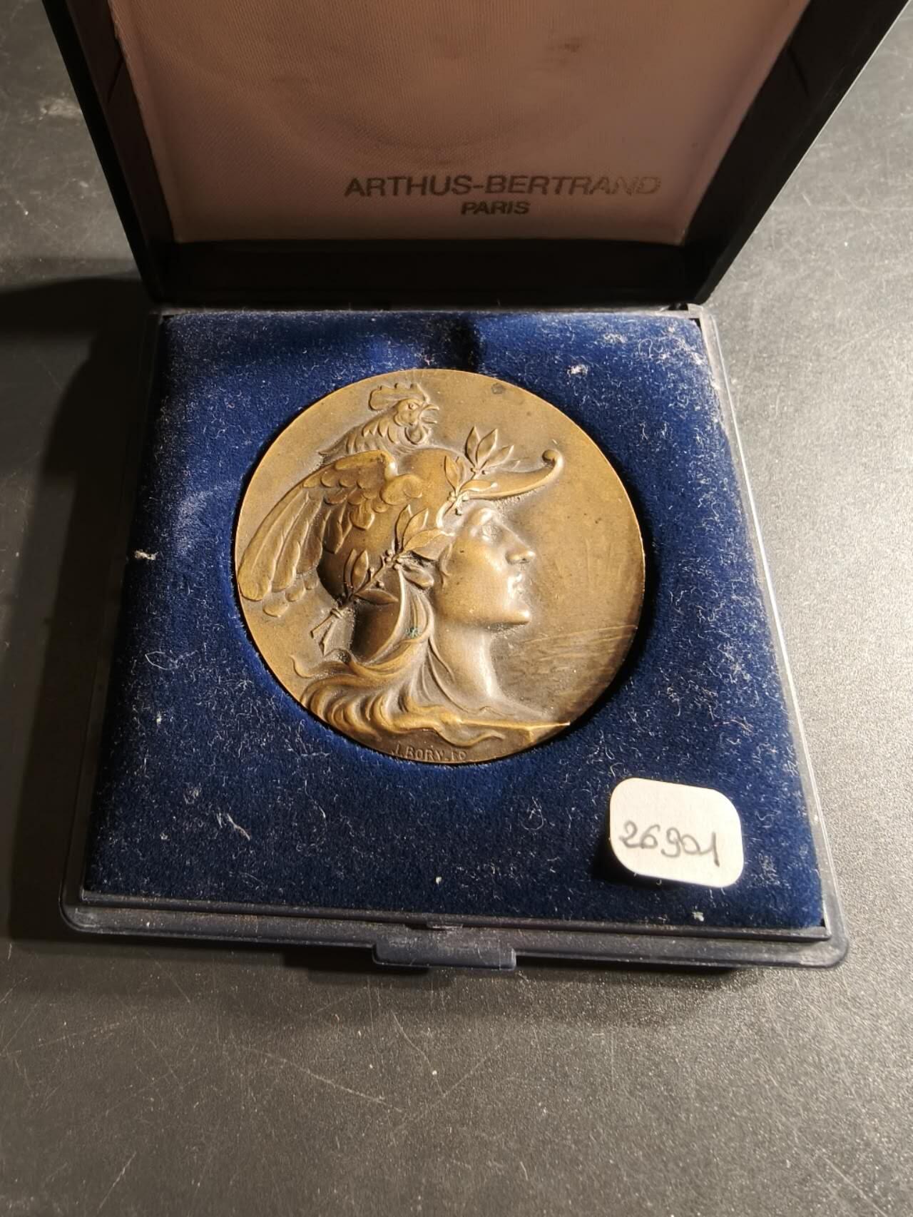 老王徽章第165期 法国陆军军官学校预备役军官射击竞赛大铜章     带盒子     公鸡头玛丽安娜    高浮雕     直径50mm.    重量47.8g