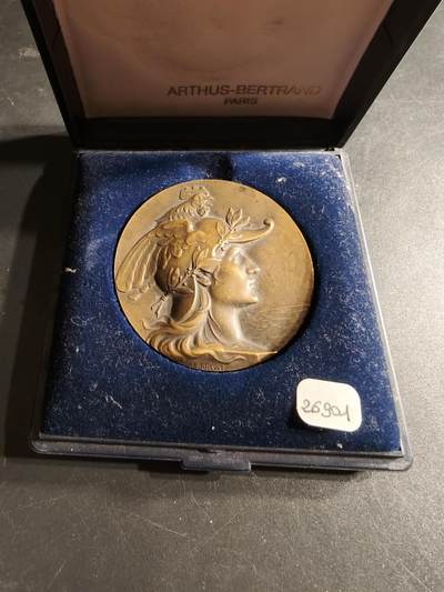 老王徽章第165期 - 法国陆军军官学校预备役军官射击竞赛大铜章     带盒子     公鸡头玛丽安娜    高浮雕     直径50mm.    重量47.8g