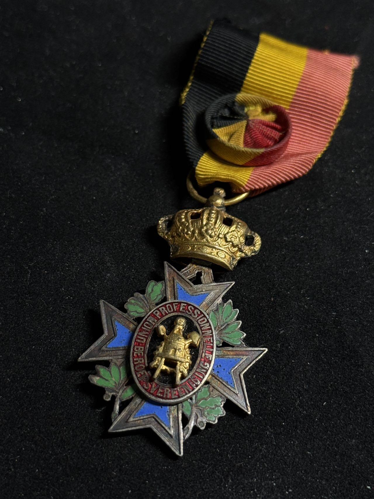 戎马世界章牌大赏第108期 比利时金级劳工勋章