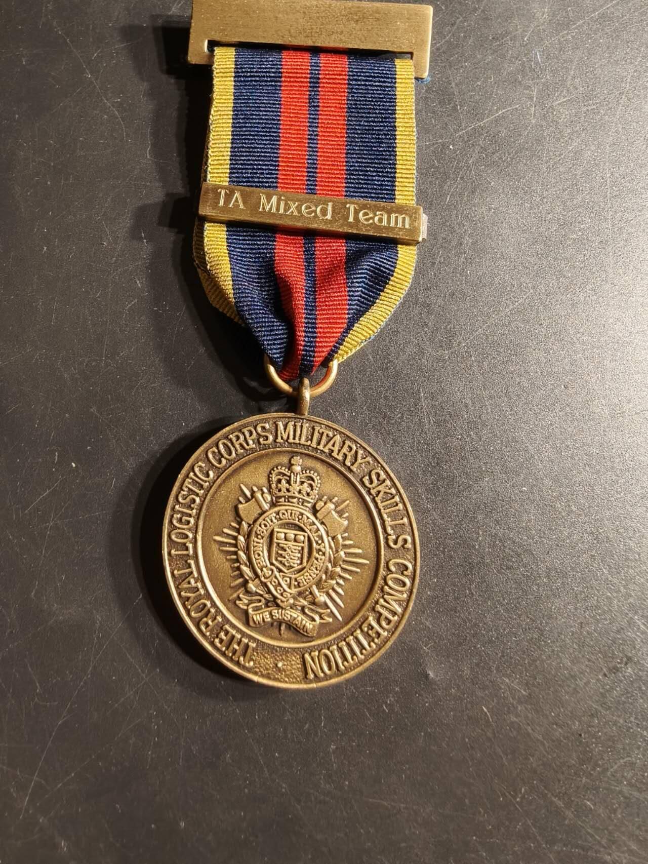 老王徽章第165期 英国皇家后勤兵团军事技能竞赛纪念章    带混合射击组勋条