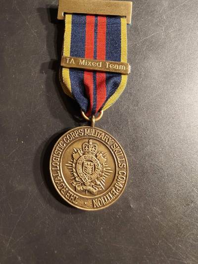 老王徽章第165期 - 英国皇家后勤兵团军事技能竞赛纪念章    带混合射击组勋条
