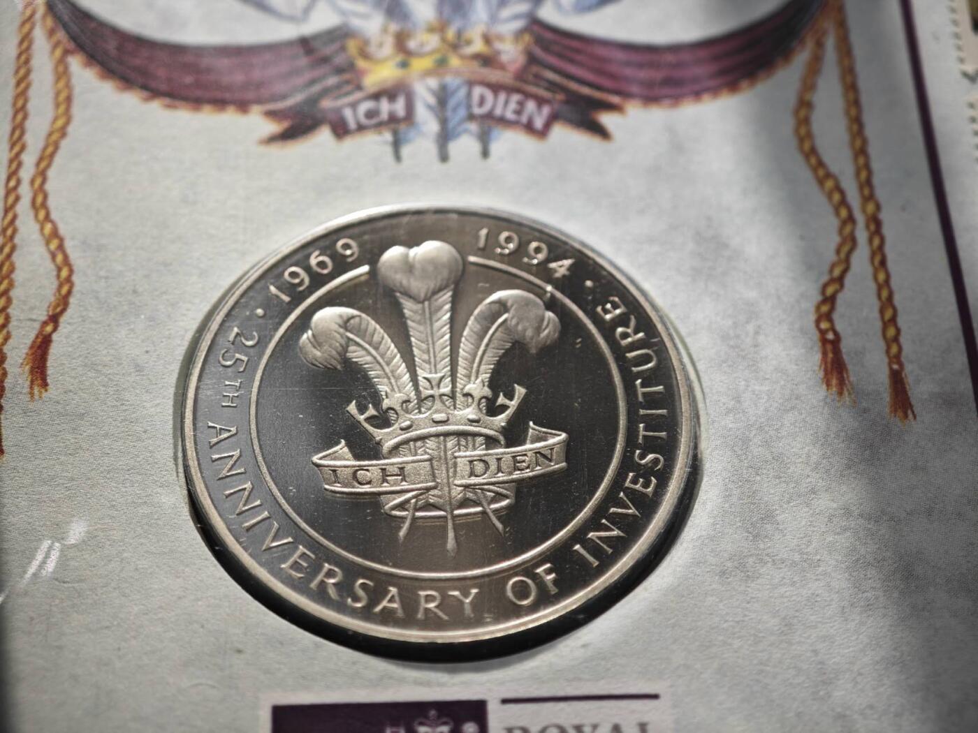 【淘币小摊】限时拍第八百零七拍  克朗币邮币封场  满百包邮可预留两周  周一统一发货   威尔士王子1994年授权25周年纪念章邮币封