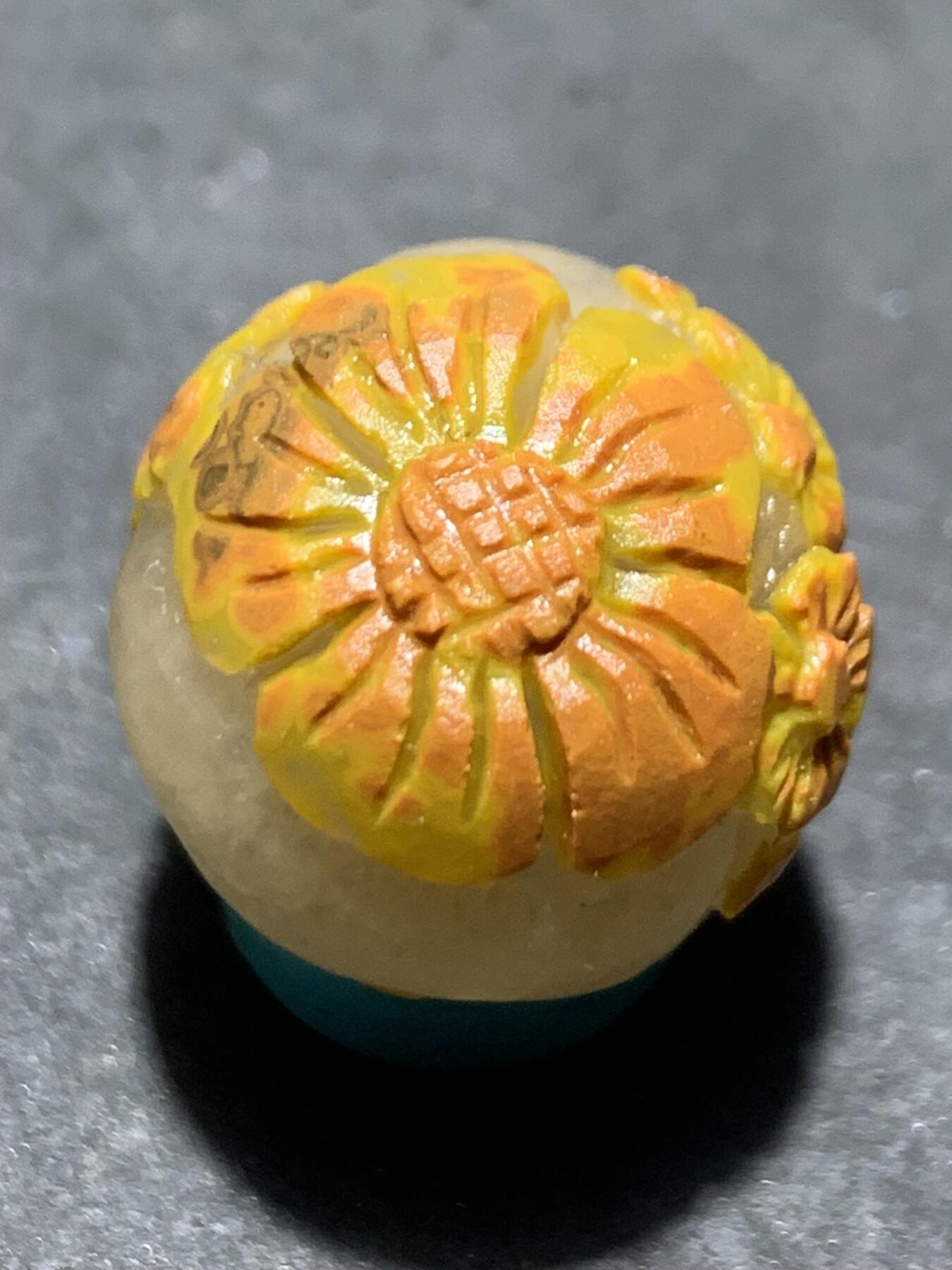 精美冰飘亚光战国红玛瑙手工俏色巧雕梅花随形空心圆珠一个，