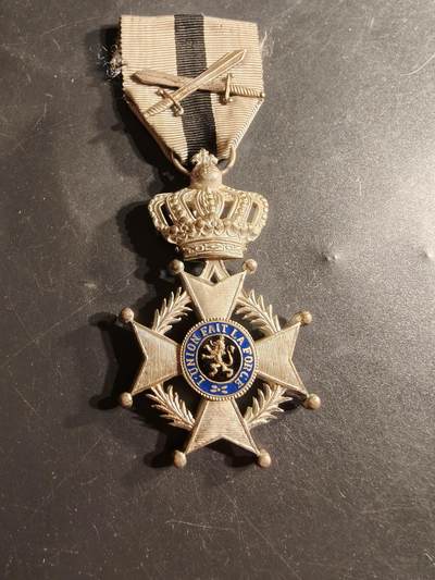 老王徽章第165期 - 比利时骑士级利奥波德二世勋章     军事版     二战前单法语版本