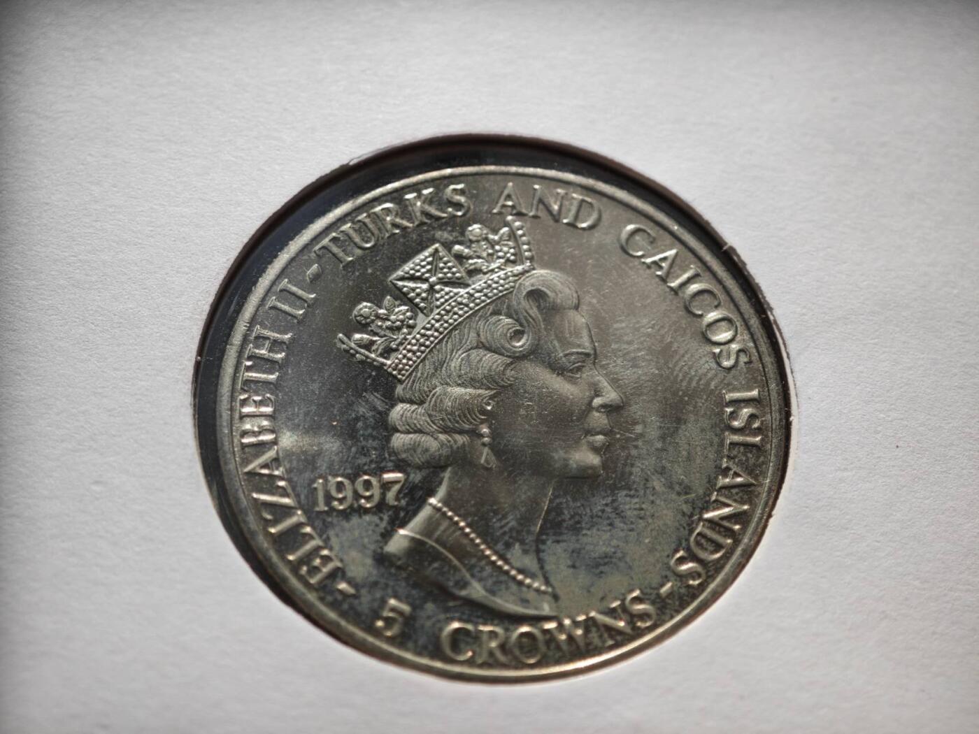 【淘币小摊】限时拍第八百零七拍  克朗币邮币封场  满百包邮可预留两周  周一统一发货   特克斯凯科斯1997年女王金婚5克朗纪念币邮币封