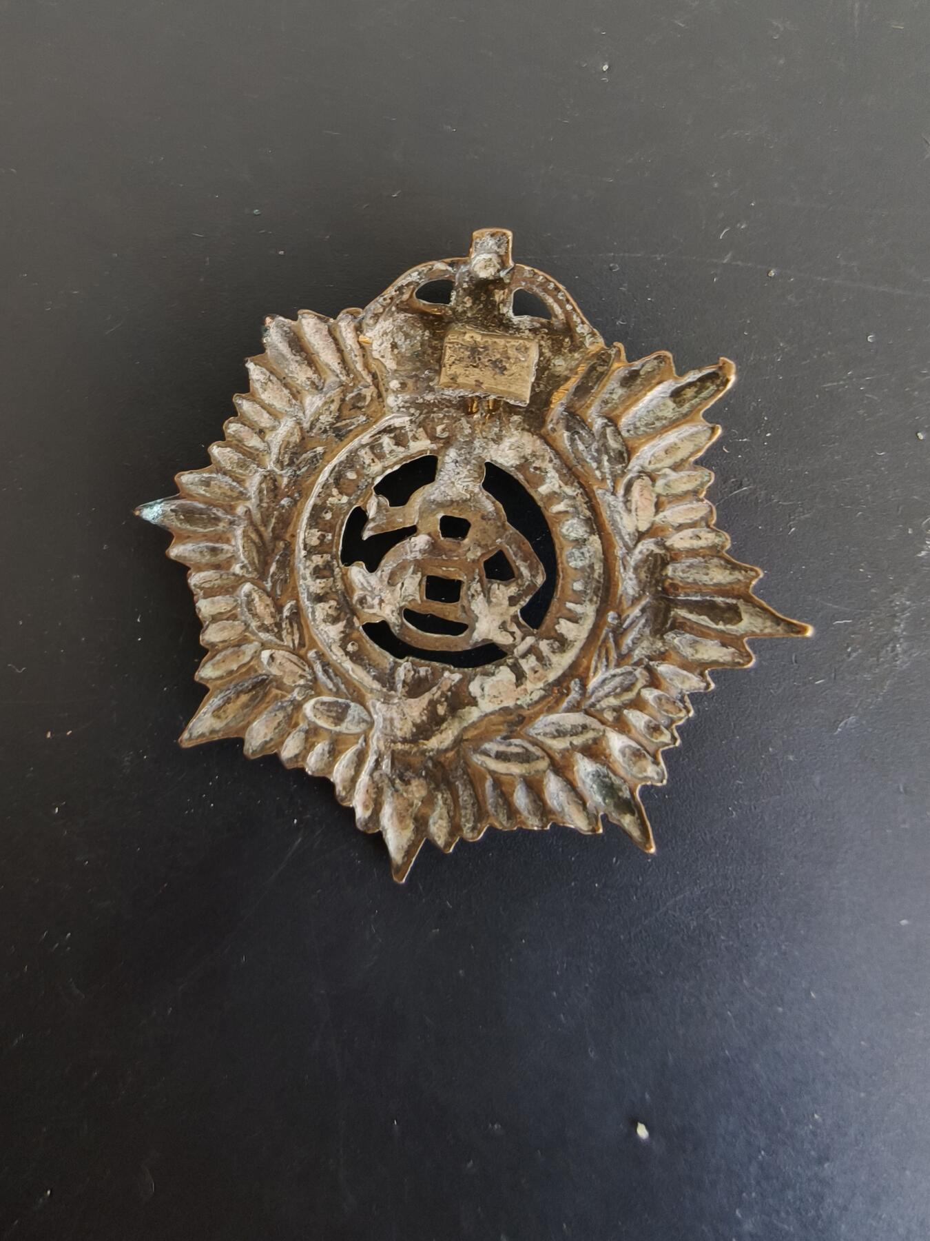 老王徽章第165期 英国皇家陆军服务兵团帽徽    爱德华七世时期    背杆损坏