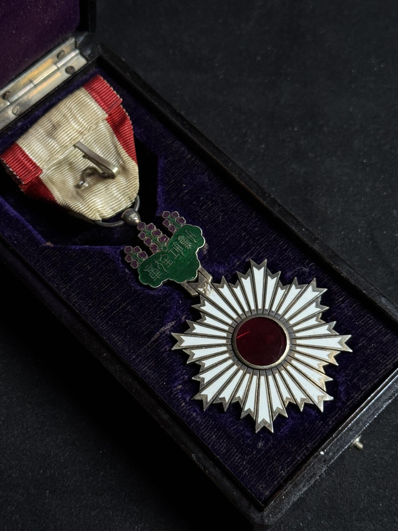 戎马世界章牌大赏第108期 勋四等旭日章，珐琅有损，盒子有损，尚美堂制