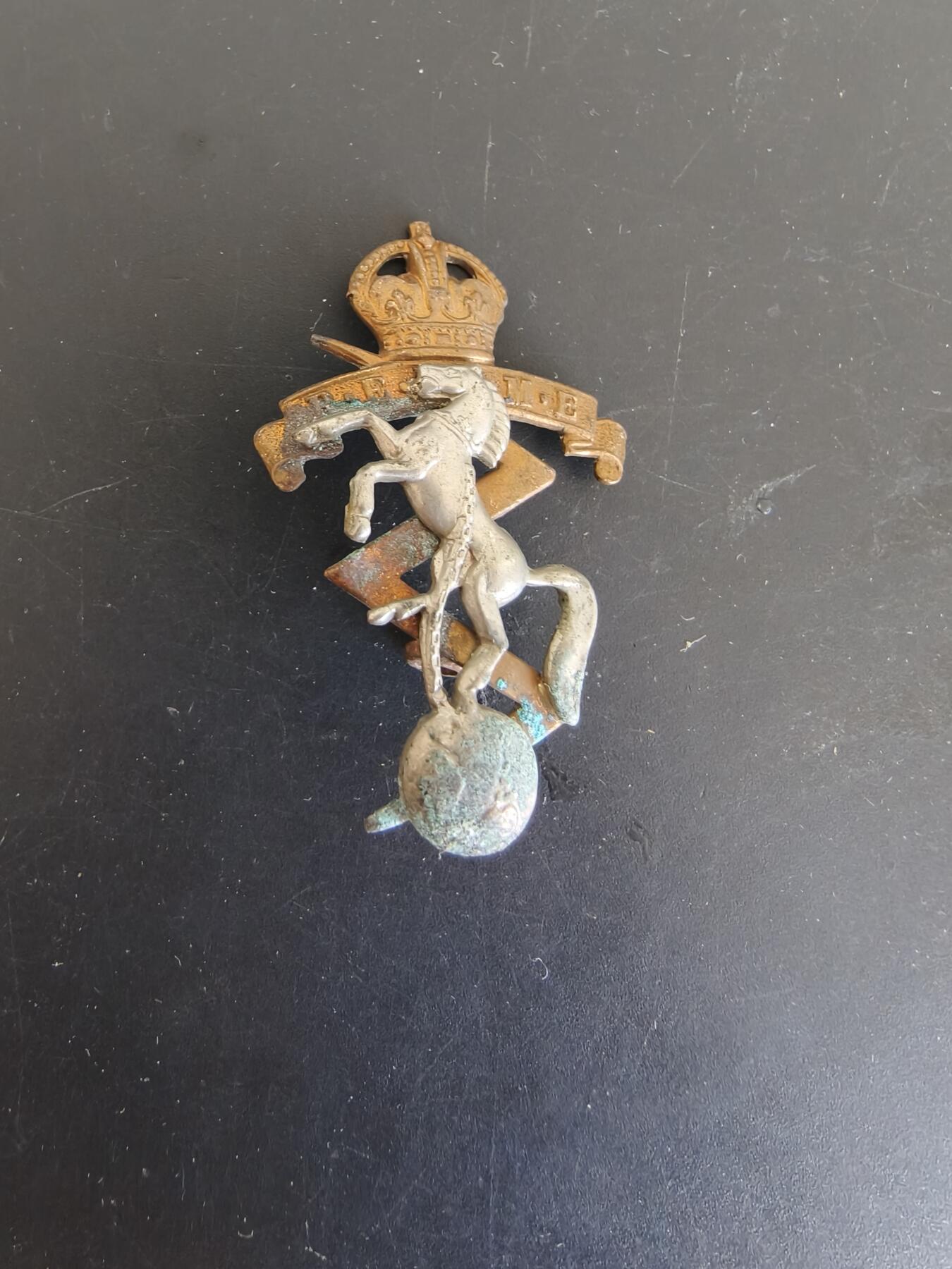 老王徽章第165期 英国机电工程师帽徽    一战时期     背杆损坏