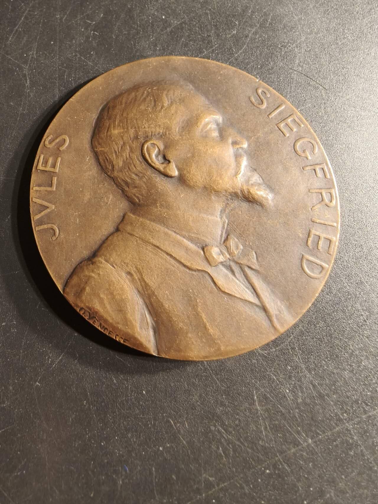 老王徽章第165期 法国贸易部长朱尔斯•齐格弗里德大铜章     直径58mm.    重量83.3g