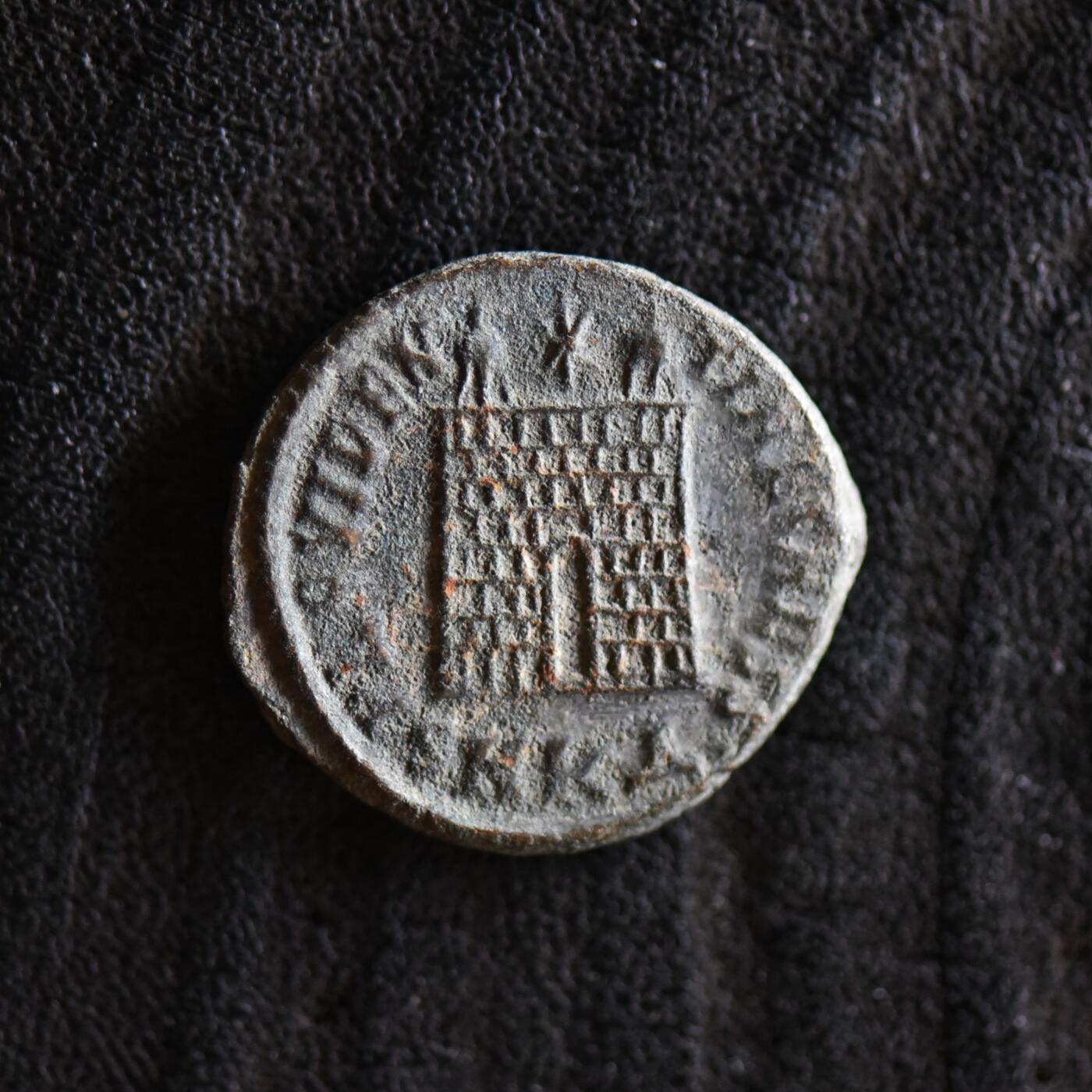 【良泉】第42期【自动场】12月4日晚19.30点开拍！99枚域外古代钱币专场  【少见面左版】公元335-337年【古罗马】君士坦丁二世，凯撒头衔“军塔营门”铜币，2.83克