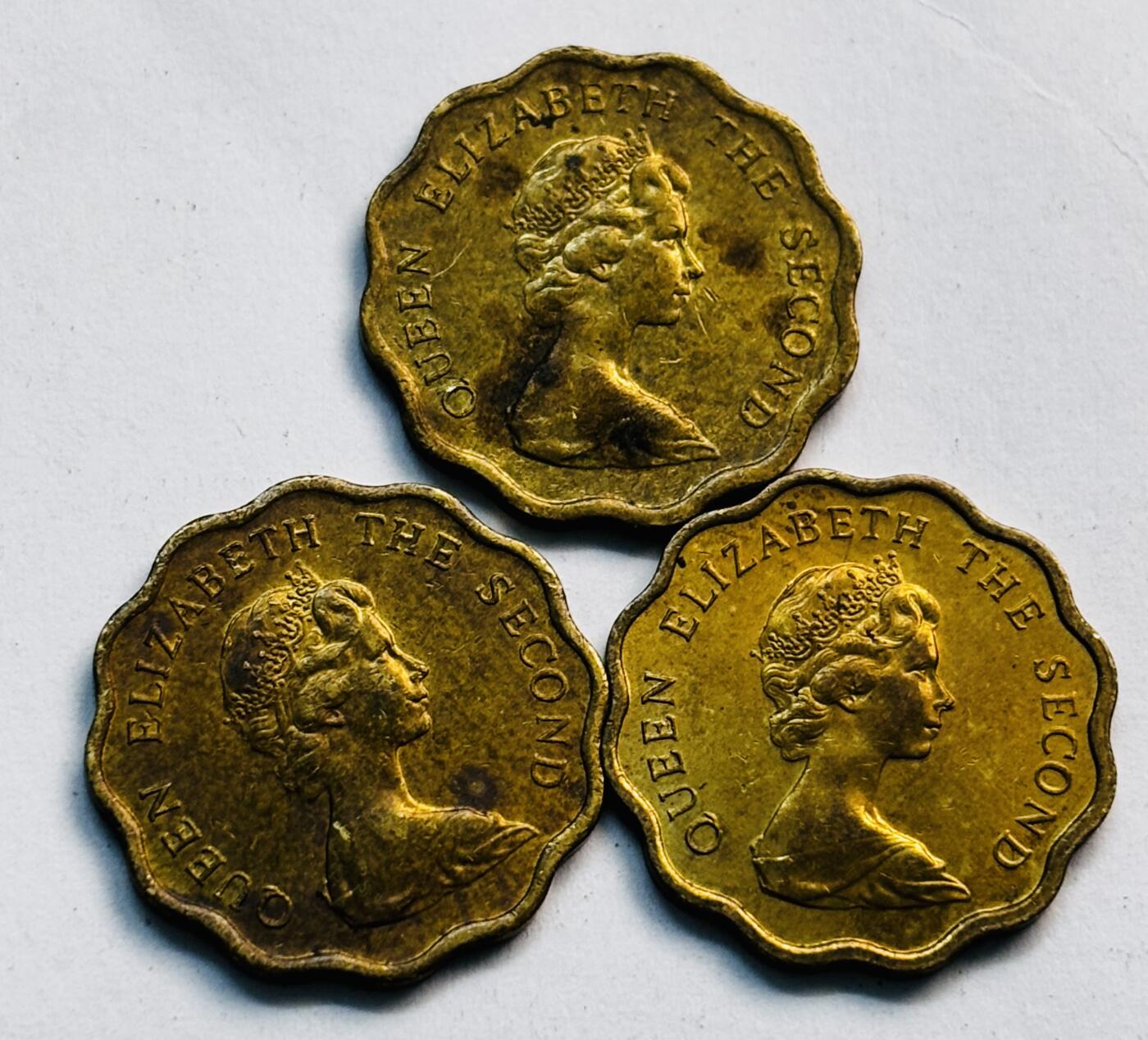 文馨钱币收藏第 282 场，【 长期接收代拍品】，加拿大老铜代用币，银币，德三系列场 英属香港女王时期贰毫铜币 3 枚