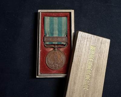 戎马世界章牌大赏第108期 - 勿忘国耻！明治三十三年从军记章（庚子事变），上挂有老化破损