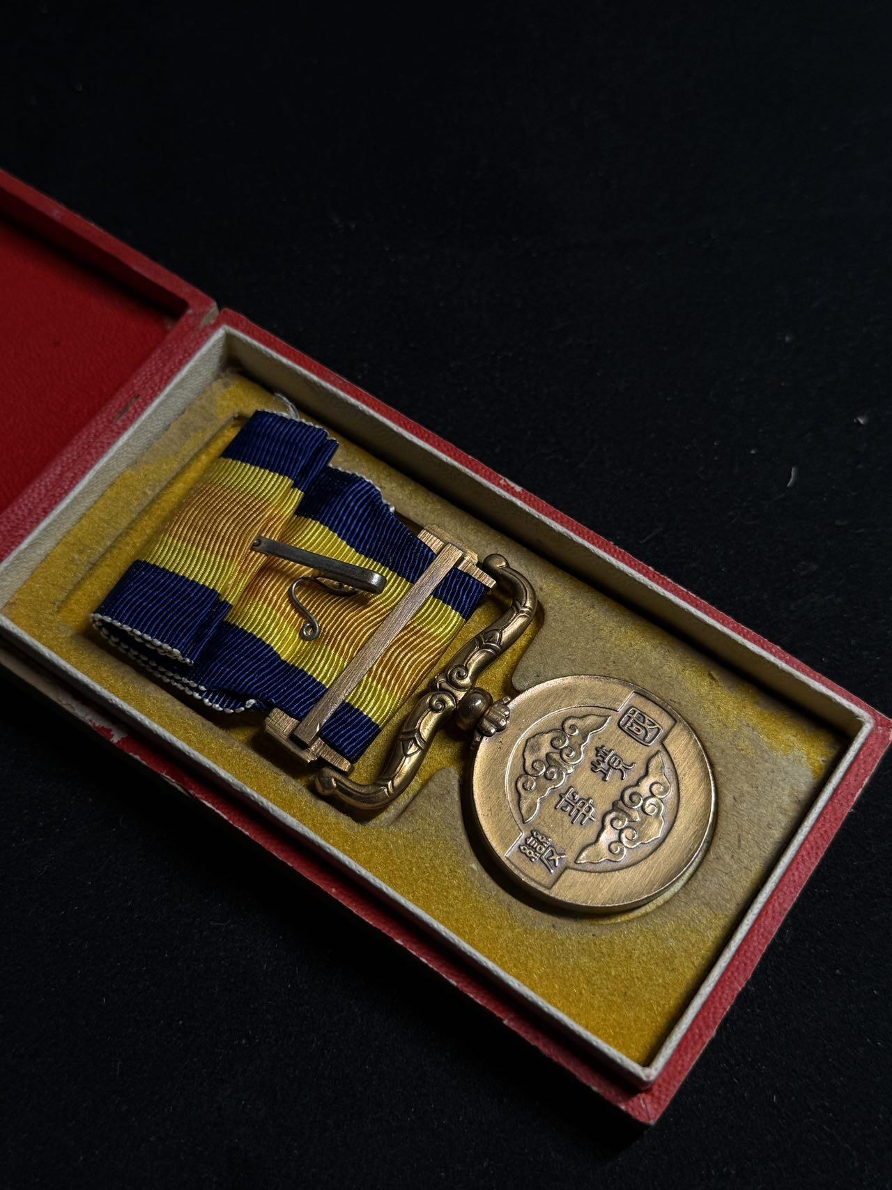 戎马世界章牌大赏第108期 无望国耻！伪满洲国国境事变从军记章，盒子有严重破损