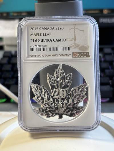 第182期拍卖 - 加拿大2015年世界首枚枫叶异形1盎司纪念银币NGC-PF69无盒无证书，9999银，发行15000枚