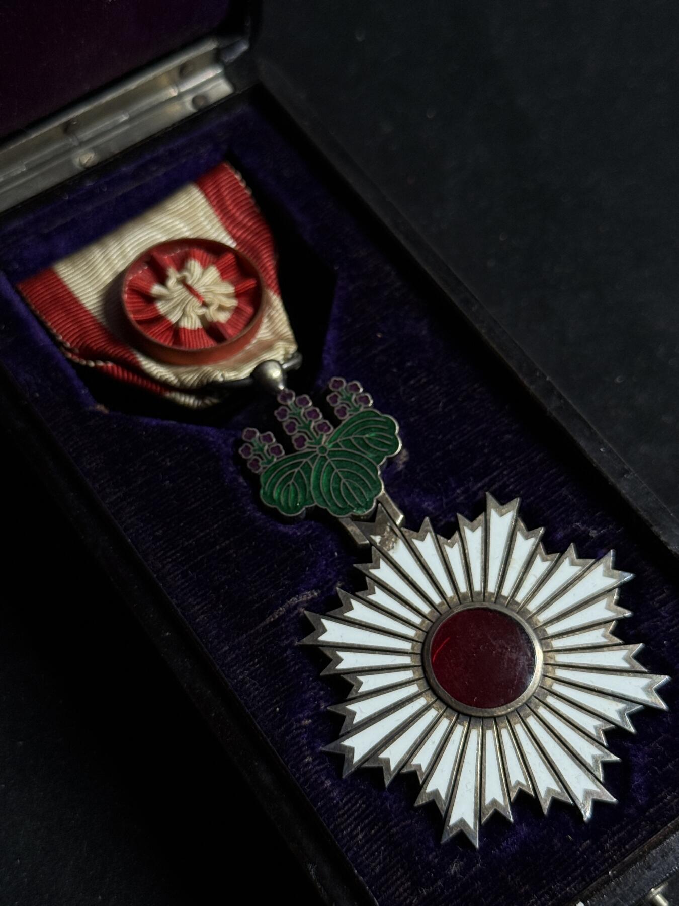 戎马世界章牌大赏第108期 勋四等旭日章，珐琅有损，盒子有损，尚美堂制