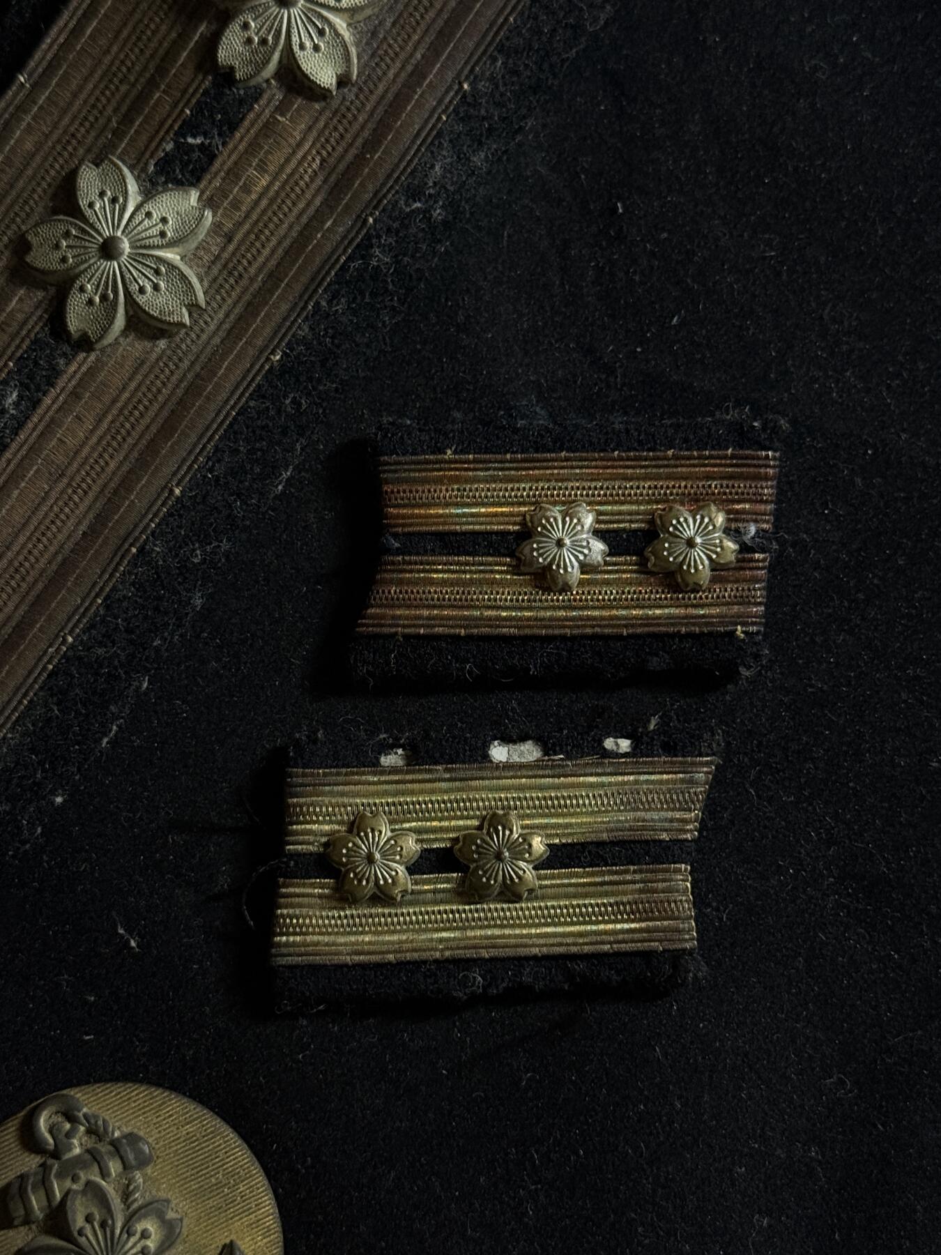 戎马世界章牌大赏第108期 勿忘国耻！日本海军中佐肩章、领章、腰带扣一组