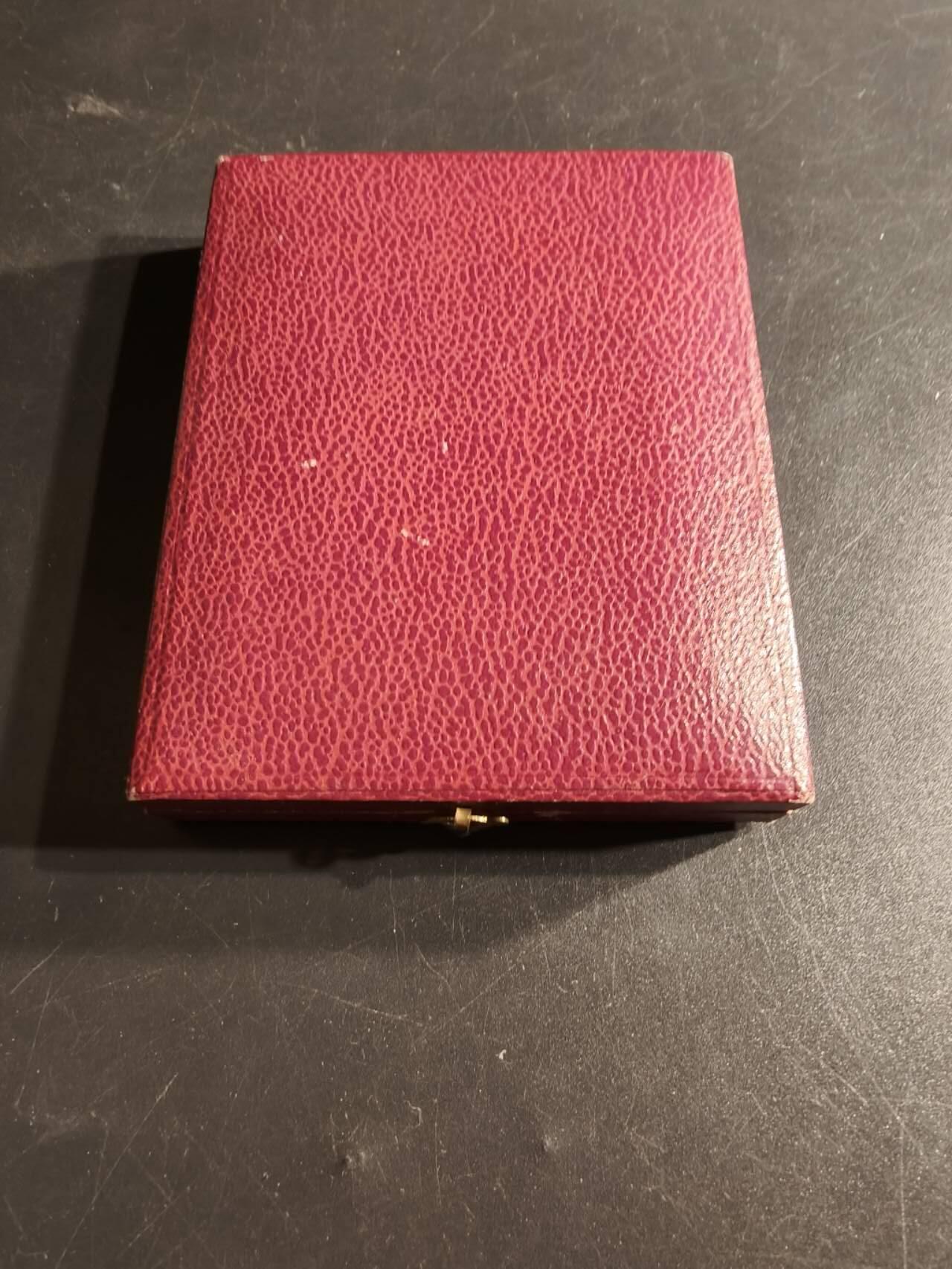 老王徽章第165期 法国国家园艺和苗圃委员会方形大铜章     原盒     97.5g