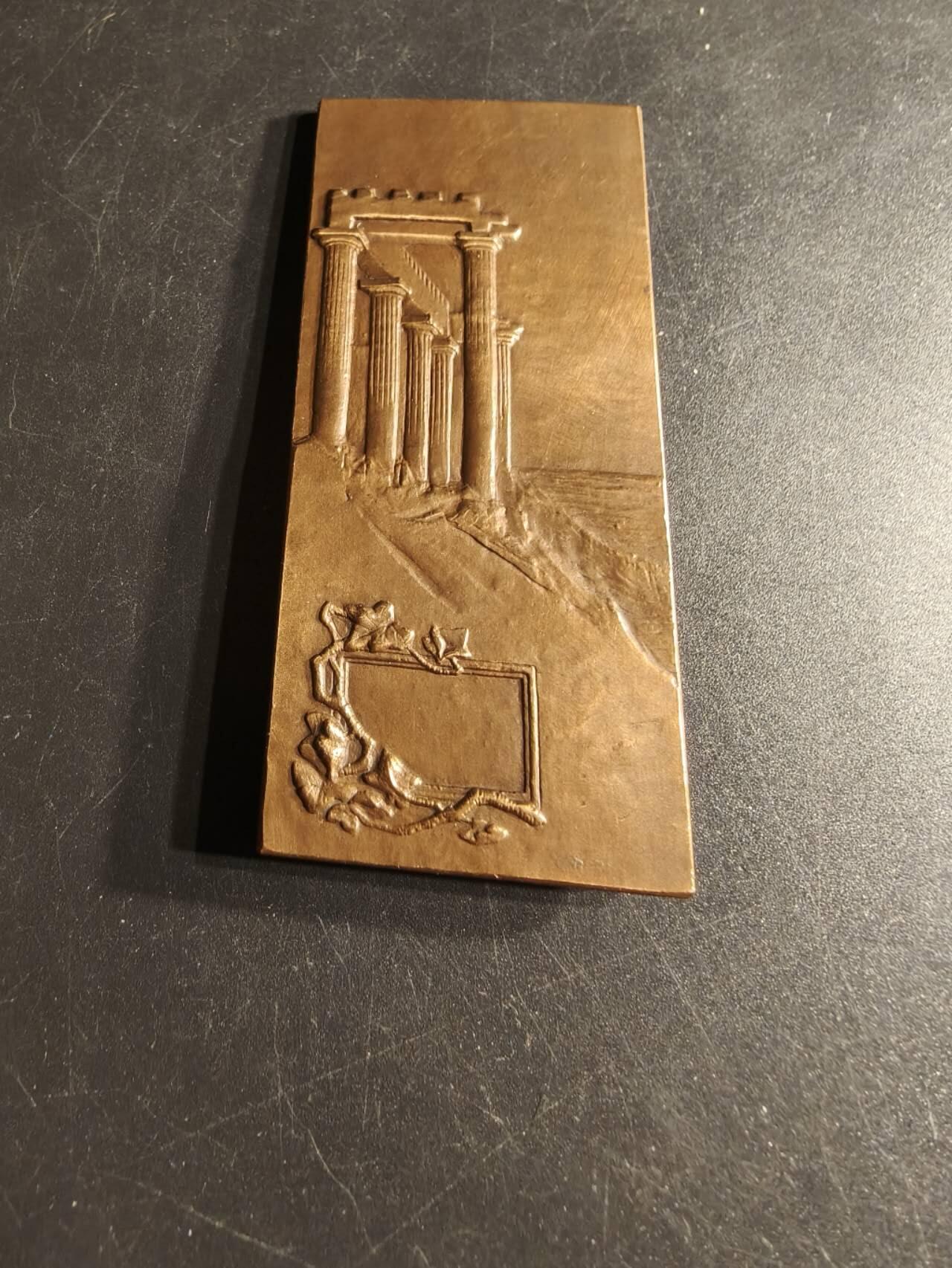 老王徽章第165期 法国音乐女神方形大铜章     高浮雕    80×33mm.    重量100g