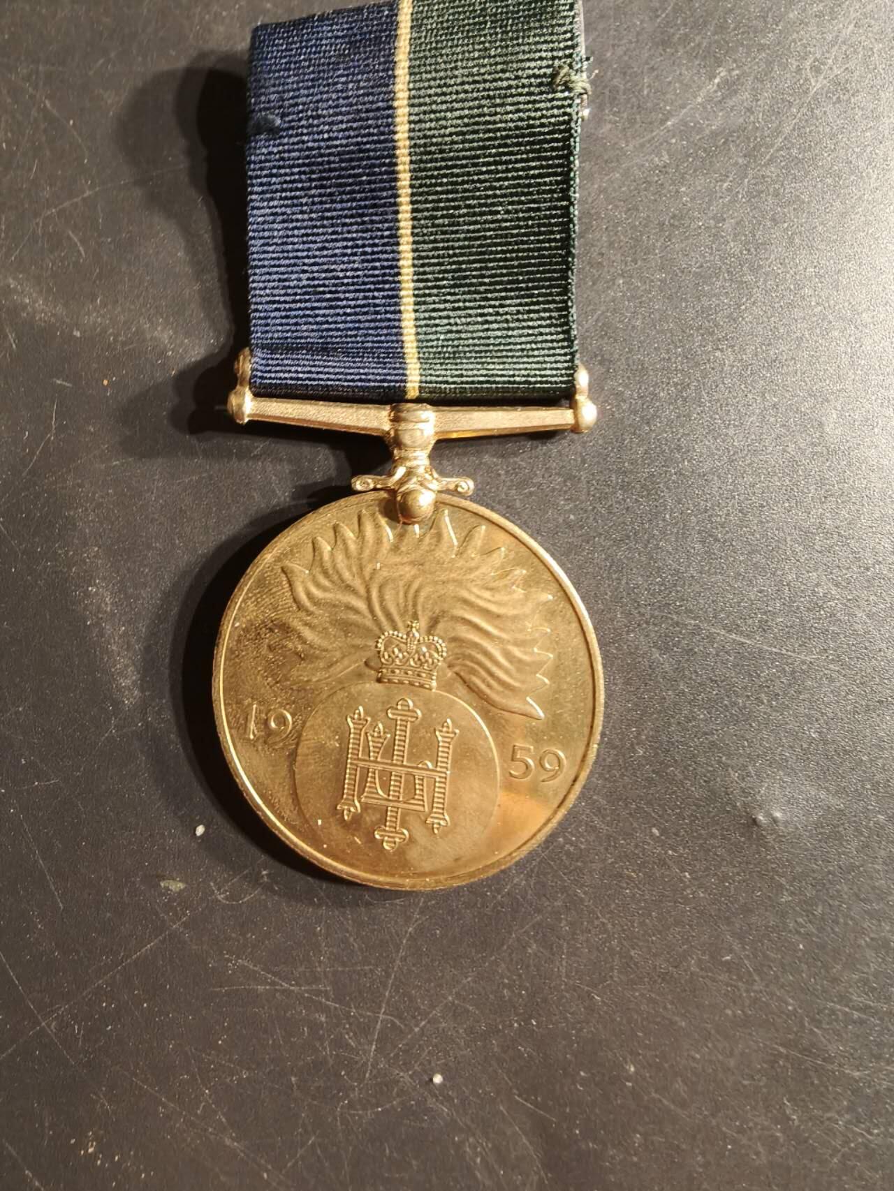 老王徽章第165期 英国皇家高地燧发枪团50周年纪念章     原盒带边铭