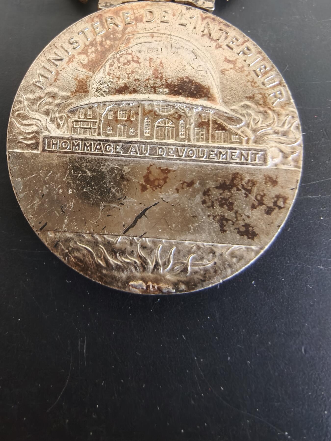 老王徽章第165期  法国金级消防员服役奖章    925银镀金材质    无绶带    19.8g