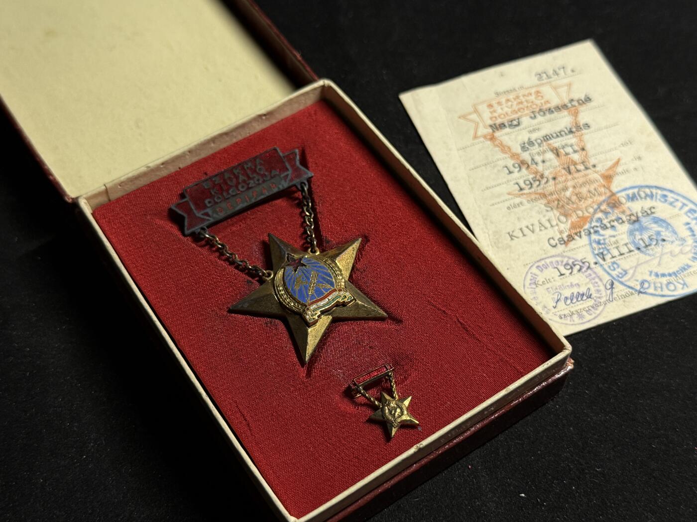 戎马世界章牌大赏第108期 匈牙利行业模范工人奖章刻号带证书，该奖章并非普通的优秀劳动者奖章，银质镀金由重工业部颁发。得主为纳吉·约瑟夫夫人，在螺丝工厂担任机器工，国内极其罕见