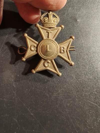 老王徽章第165期 - 英国国王皇家步枪团帽徽      一战时期    带插销