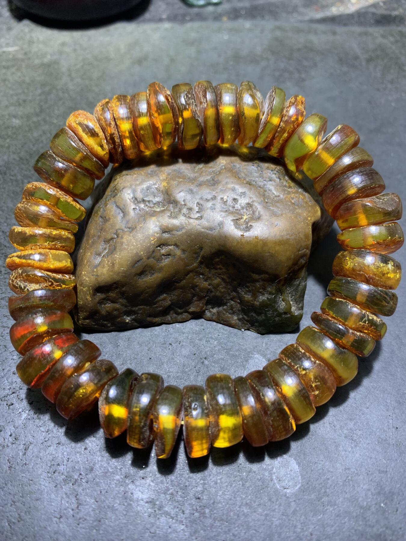 天然原矿俄料蜜蜡原皮随形手串1条！