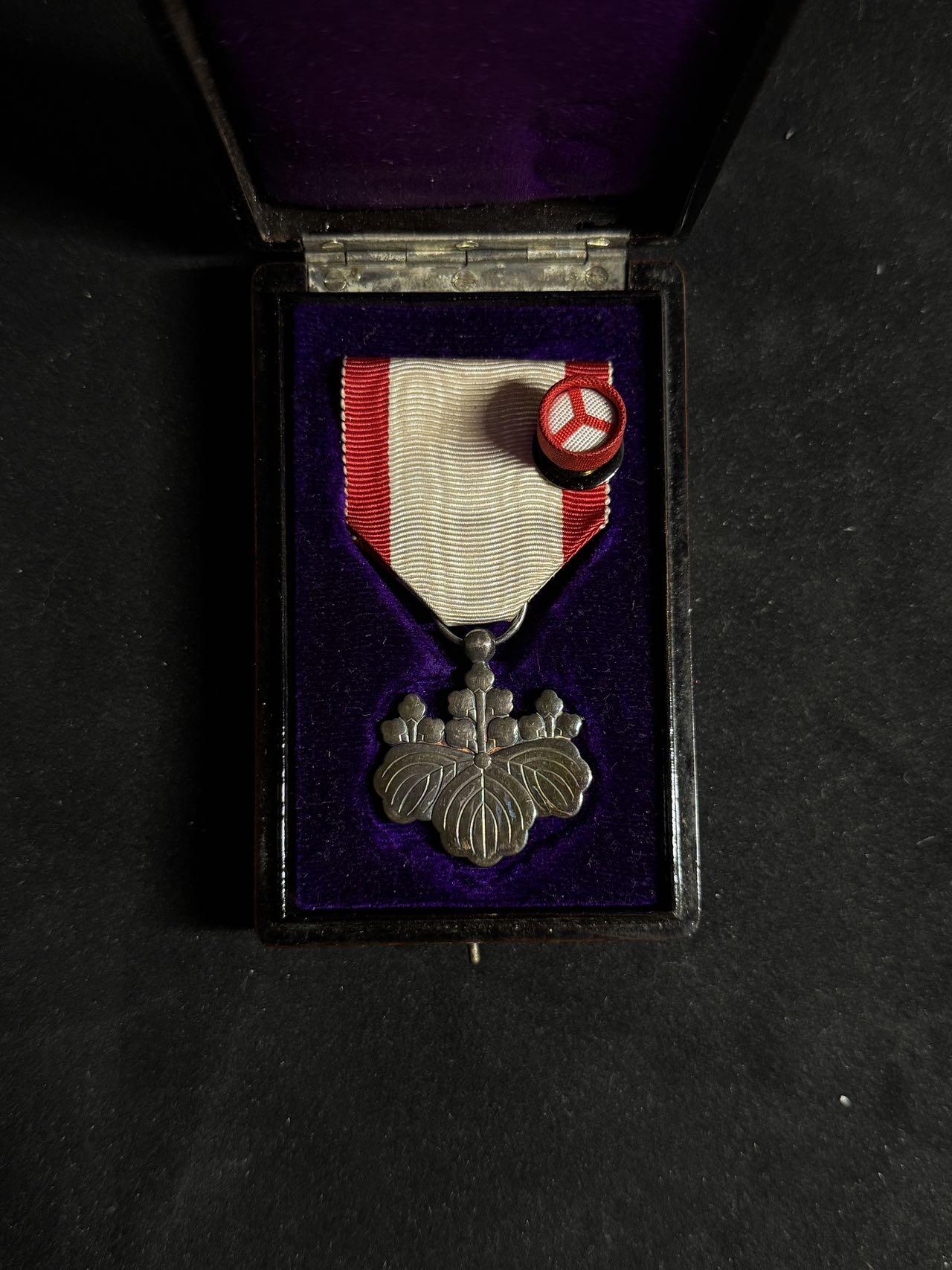 戎马世界章牌大赏第108期 勋八等白色桐叶章，银字盒，盒盖漆面有损