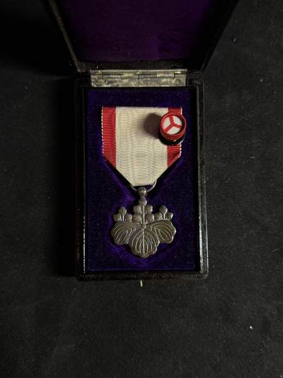 戎马世界章牌大赏第108期 - 勋八等白色桐叶章，银字盒，盒盖漆面有损