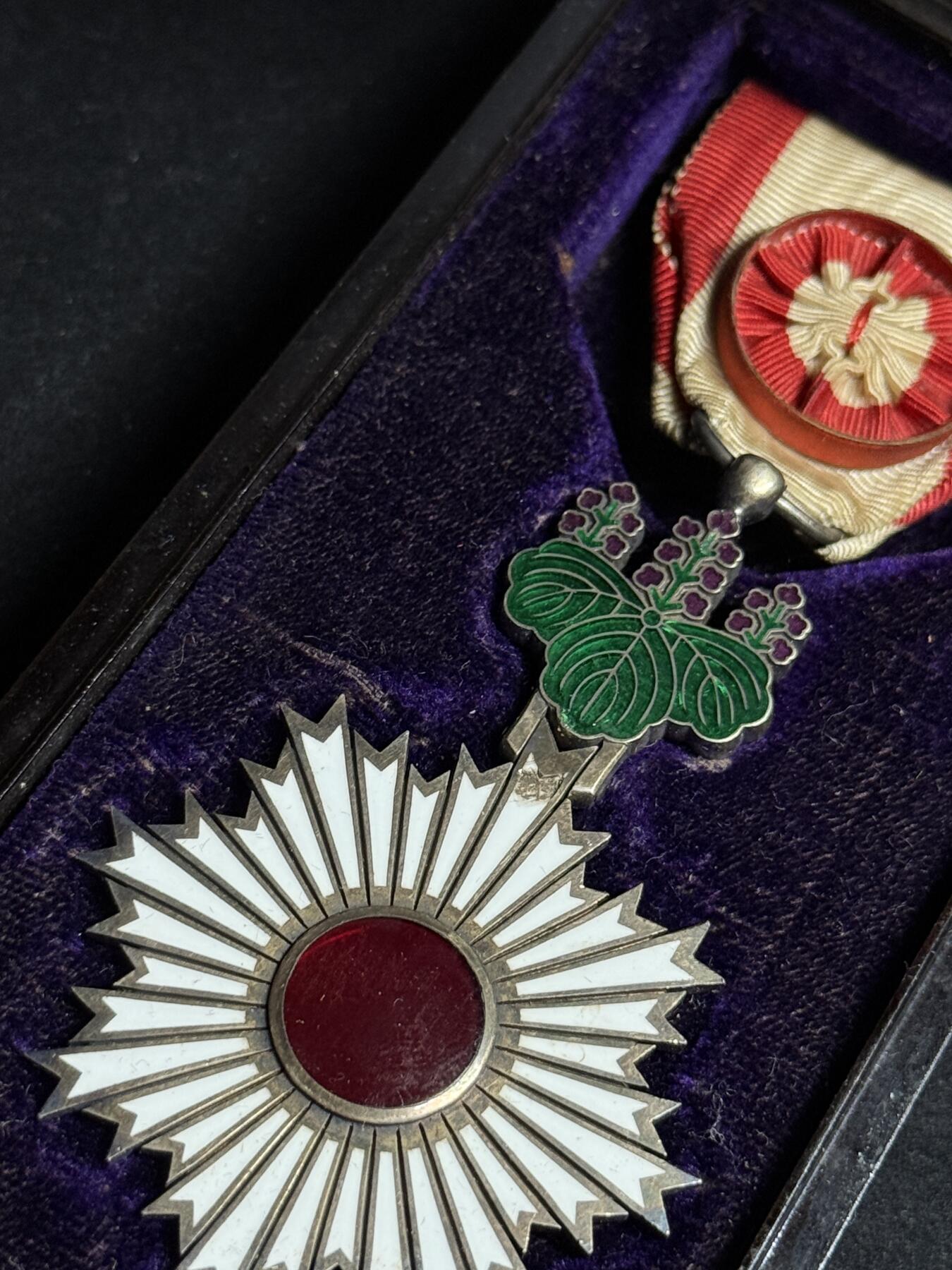 戎马世界章牌大赏第108期 勋四等旭日章，珐琅有损，盒子有损，尚美堂制