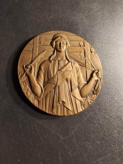 老王徽章第165期 - 法国［晨报］大铜章    弗朗索瓦•弗莱斯作品     直径50mm.    重量56.5g