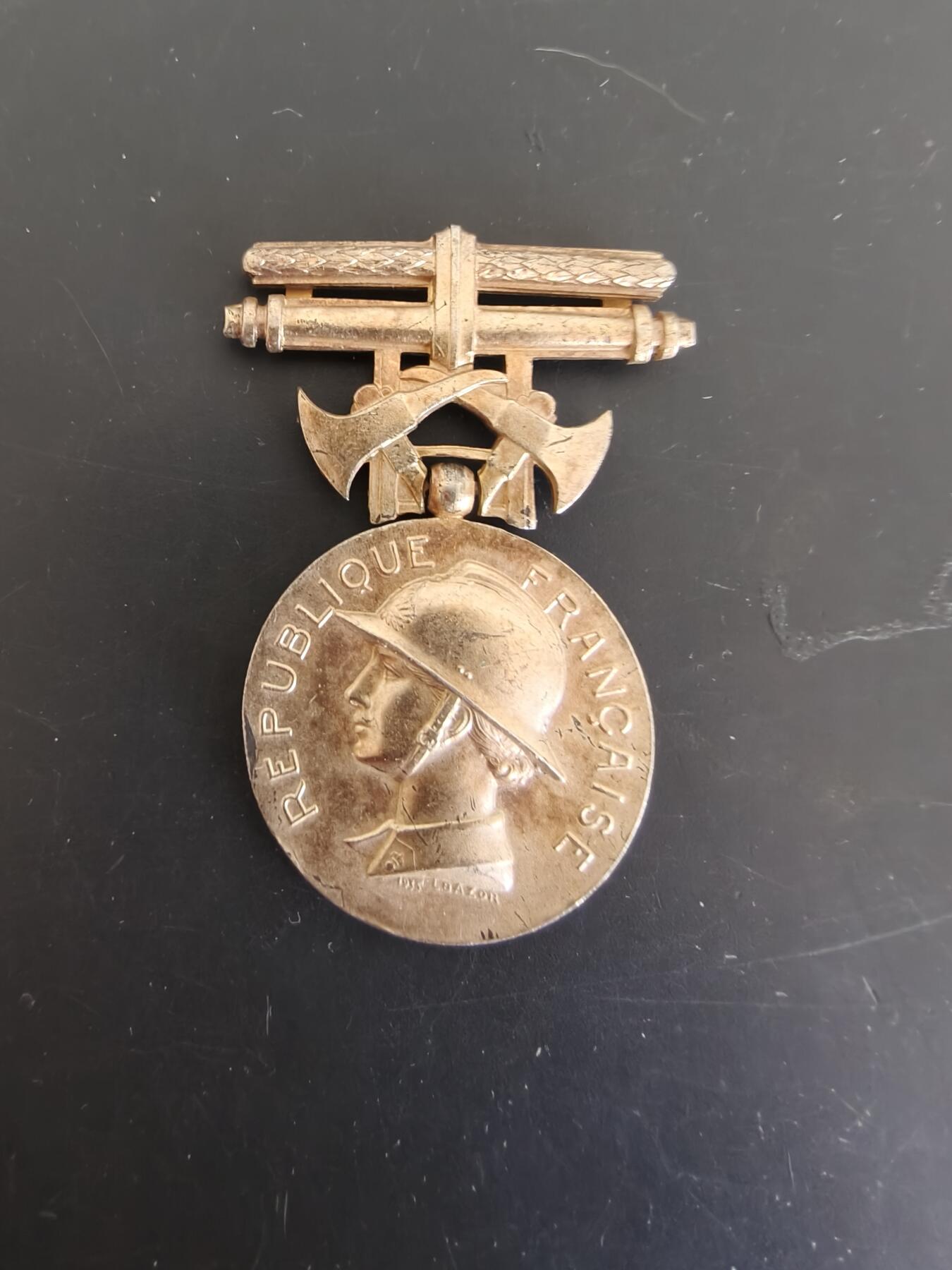 老王徽章第165期  法国金级消防员服役奖章    925银镀金材质    无绶带    19.8g
