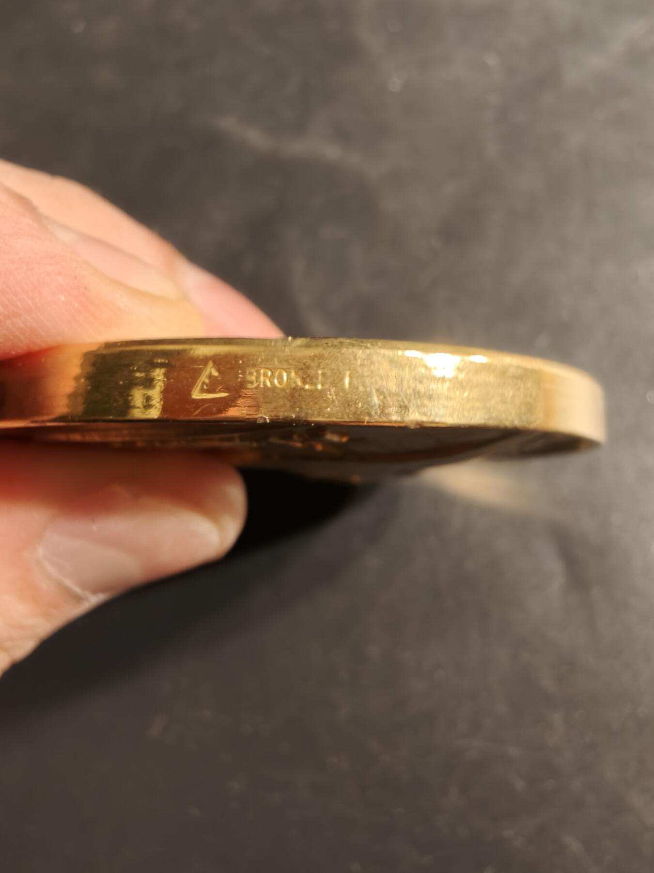 老王徽章第165期 法国波城亨利四世镀金大铜章      原盒有损    高浮雕    表面电镀处理     直径64mm.   重量146.2g