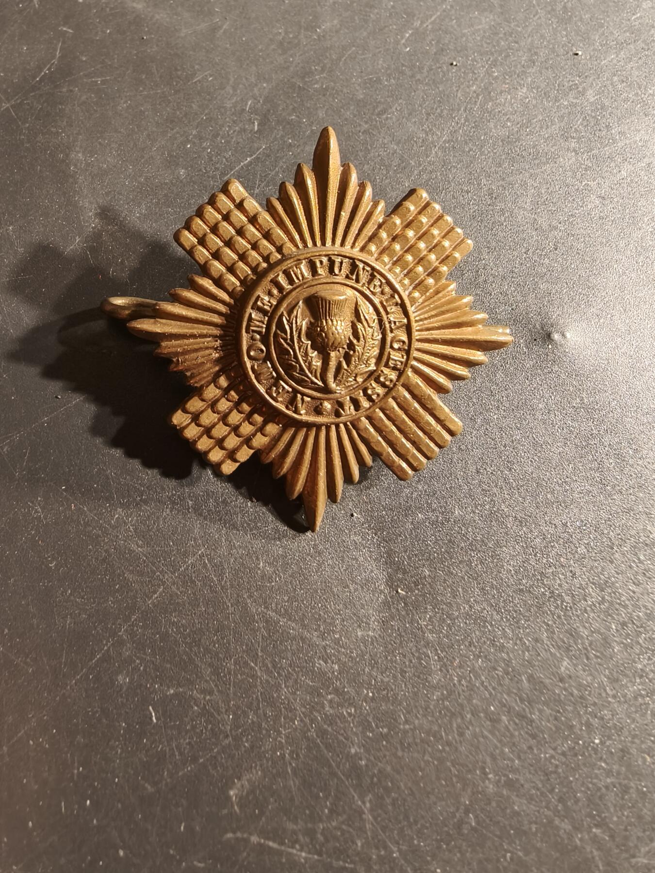 老王徽章第165期 英国近卫苏格兰步兵团帽徽     一战时期     带插销