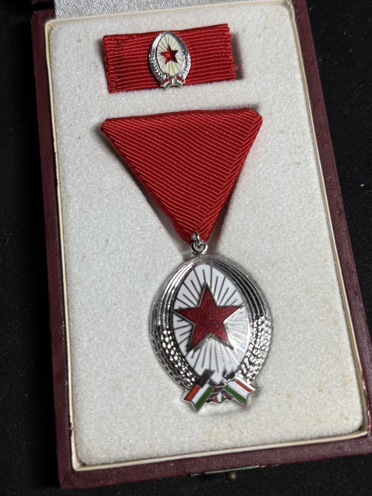 戎马世界章牌大赏第108期 匈牙利银级劳动勋章，盒子表面有破损