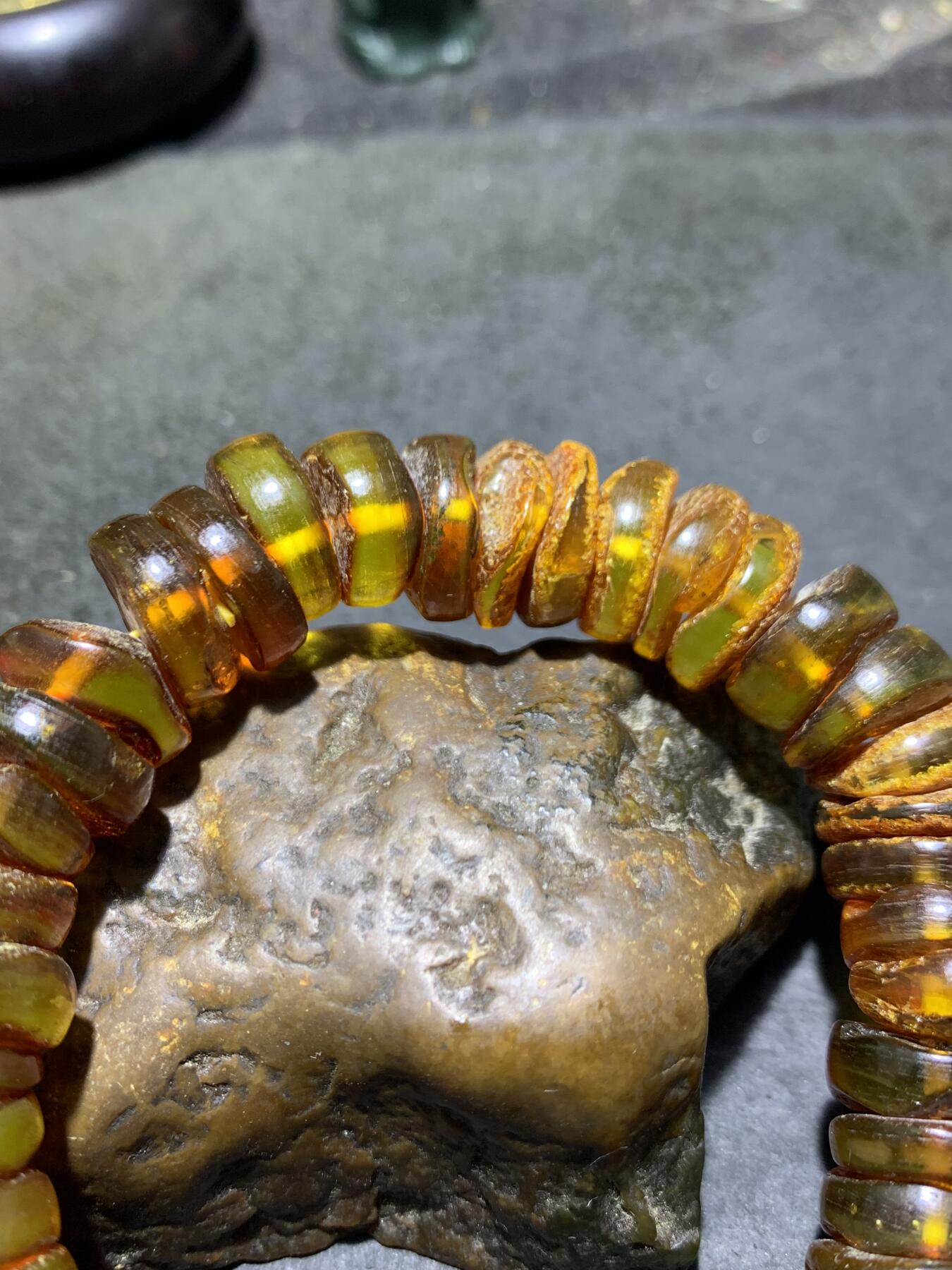 天然原矿俄料蜜蜡原皮随形手串1条！